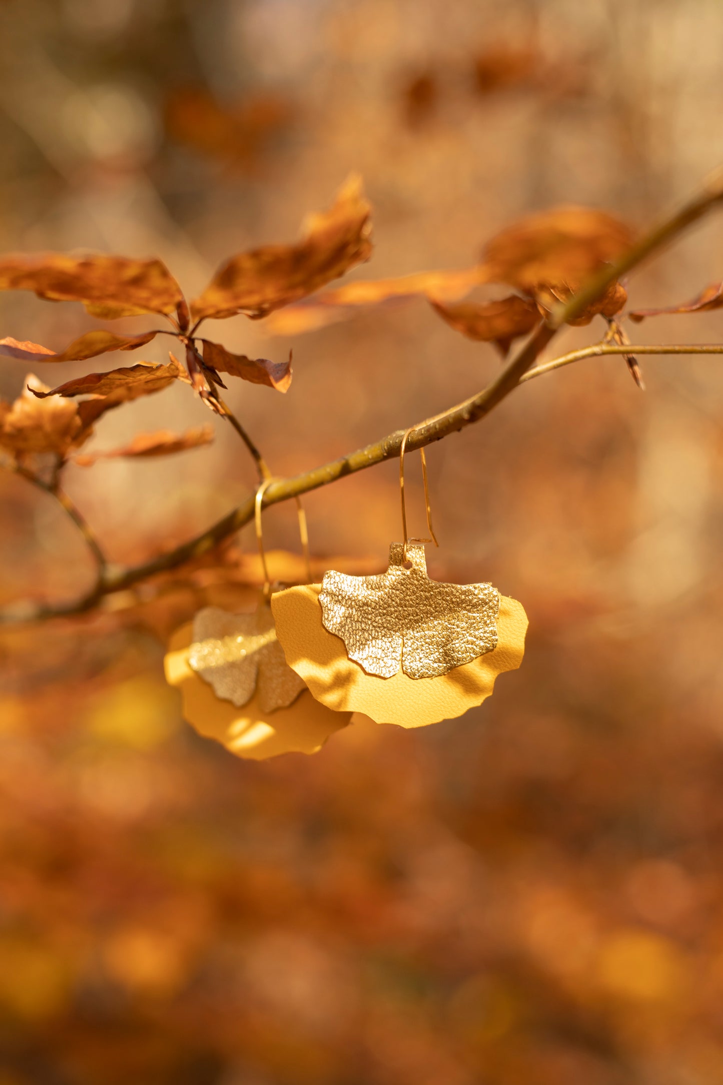 Boucles d'oreilles feuilles de Ginkgo cuir jaune ocre et doré