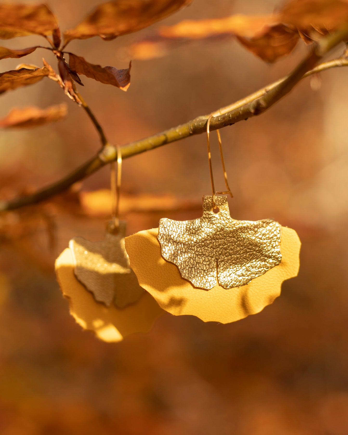 Boucles d'oreilles feuilles de Ginkgo cuir jaune ocre et doré