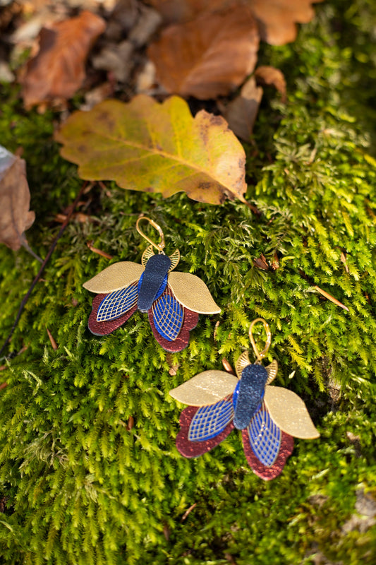 Boucles d’oreilles papillons de nuit bleu outremer, rouge métallisé et doré