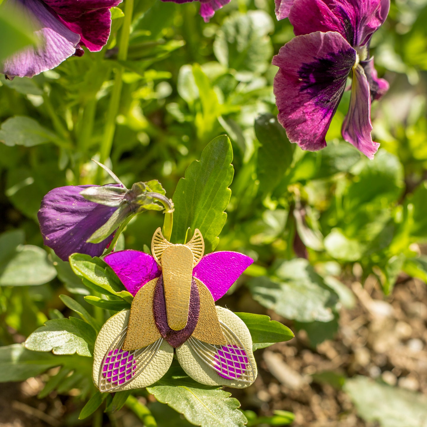 Broche Papillon - doré, fuchsia, vert pâle, prune