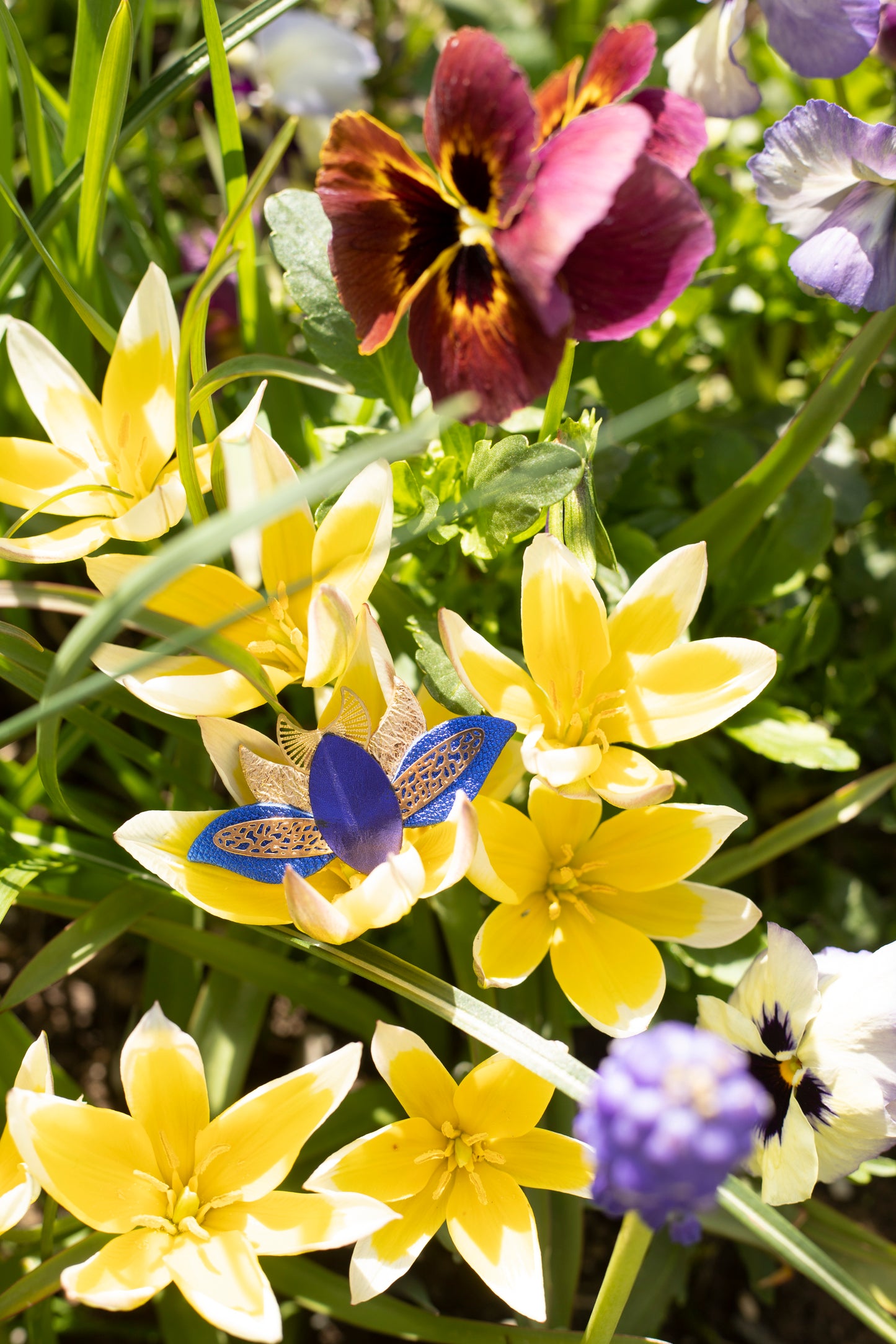 Broche Coléoptère - cuir violet, bleu outremer, doré