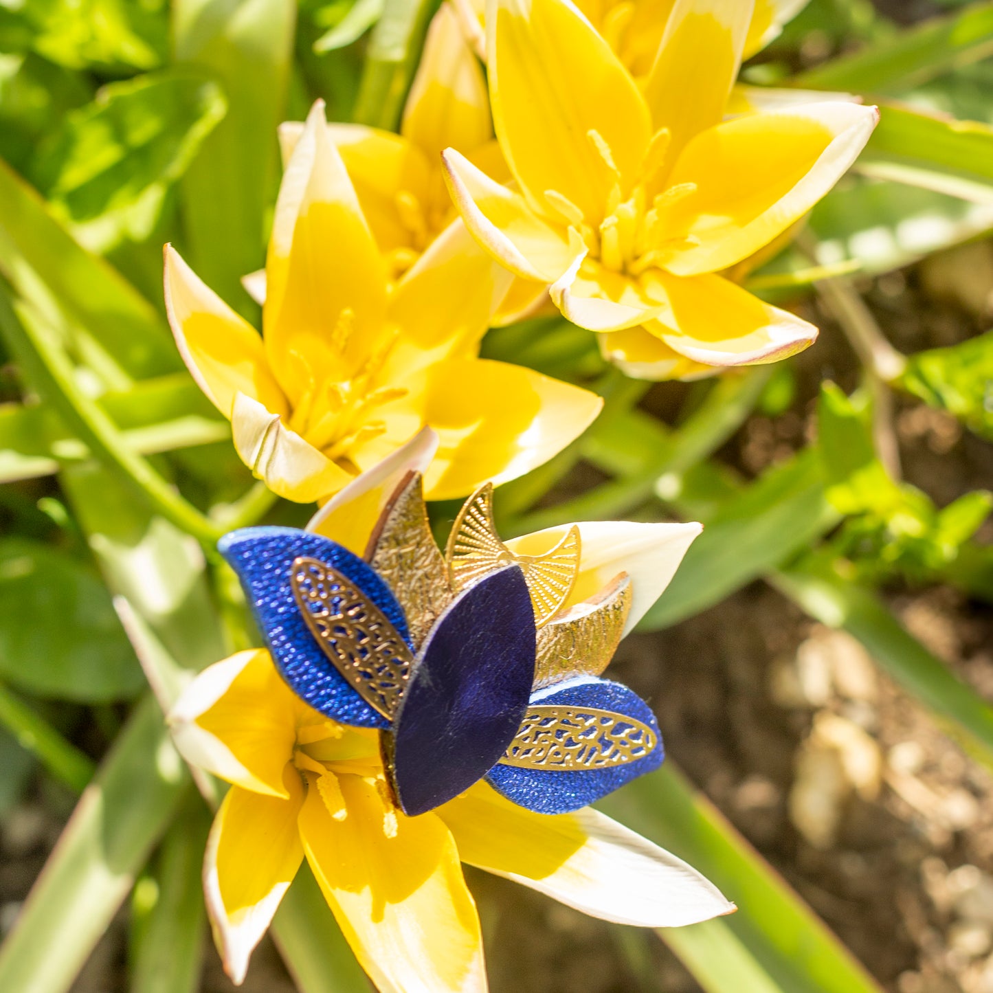 Broche Coléoptère - cuir violet, bleu outremer, doré