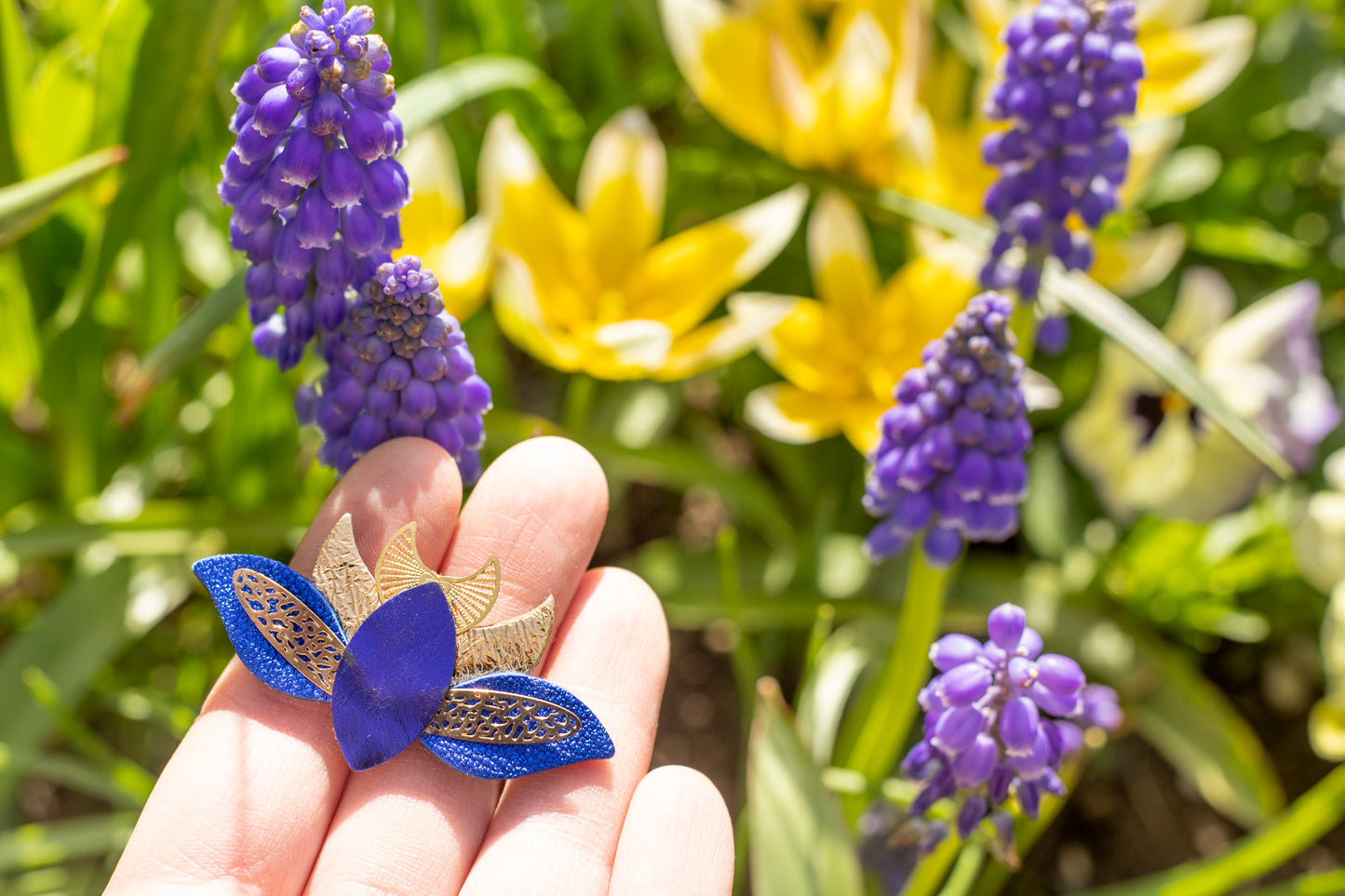 Broche Coléoptère - cuir violet, bleu outremer, doré