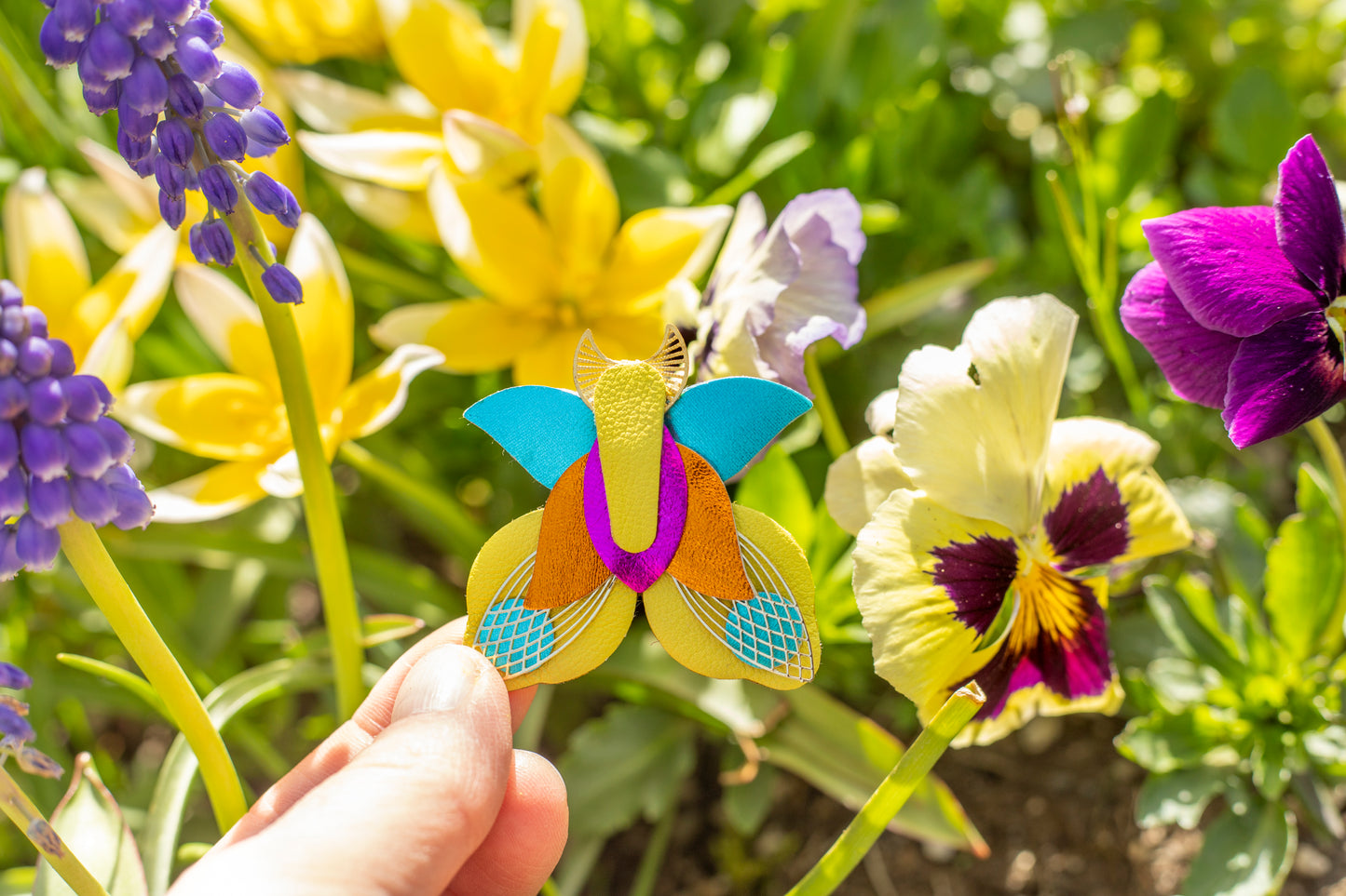 Broche Papillon - jaune, bleu cyan, orange, fuchsia