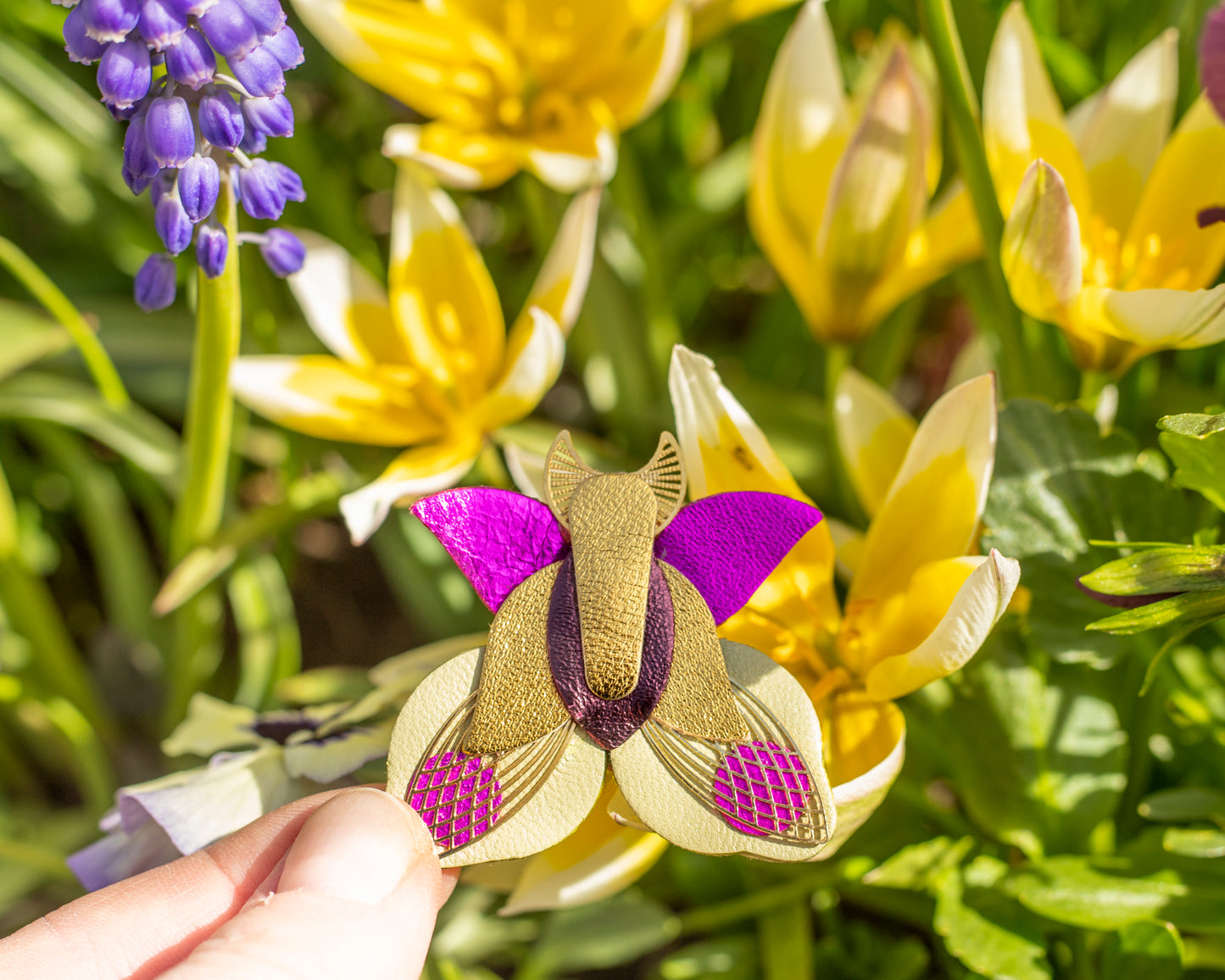 Broche Papillon - doré, fuchsia, vert pâle, prune