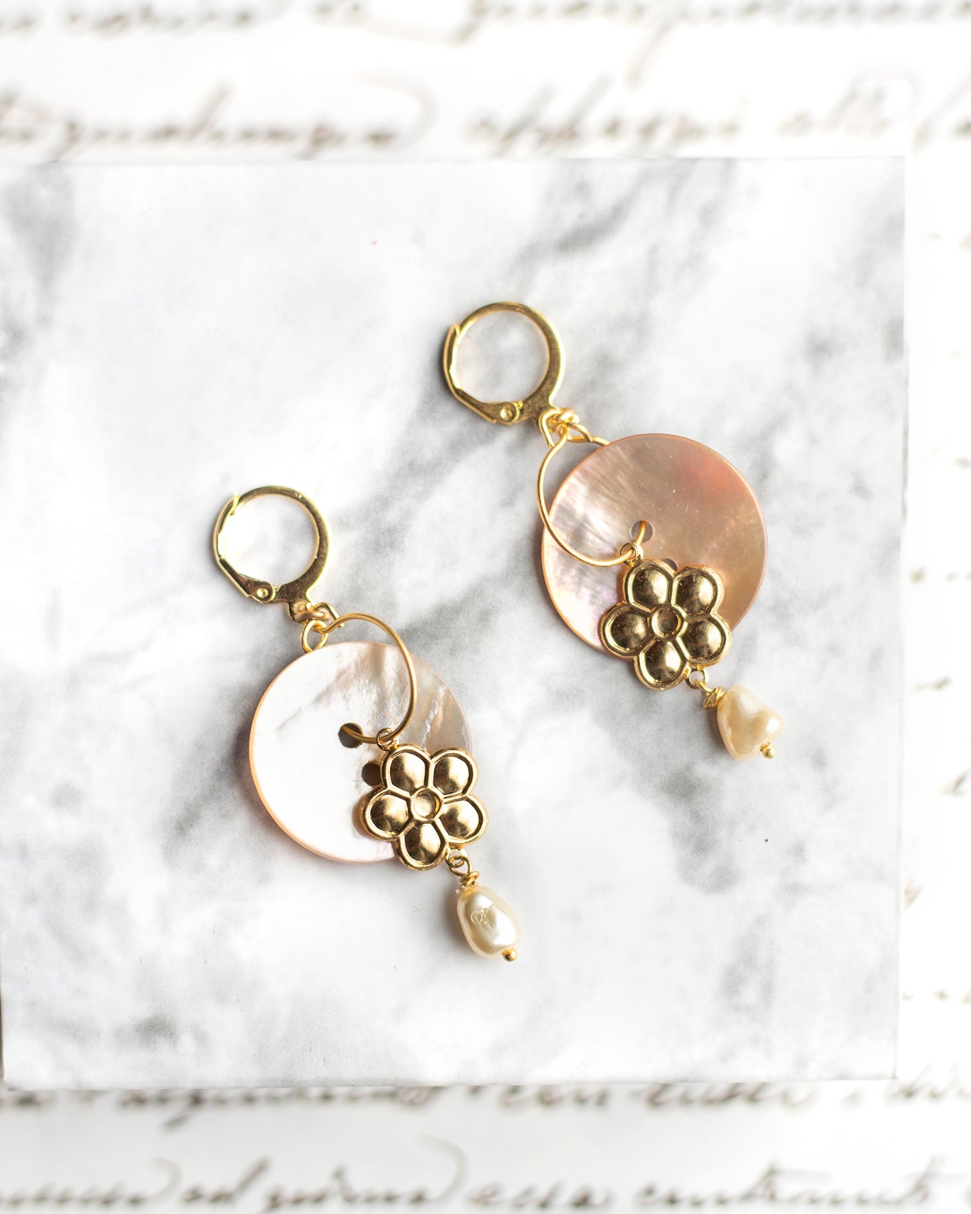 Boucles d'oreilles boutons de nacre rose et perles d'eau douce