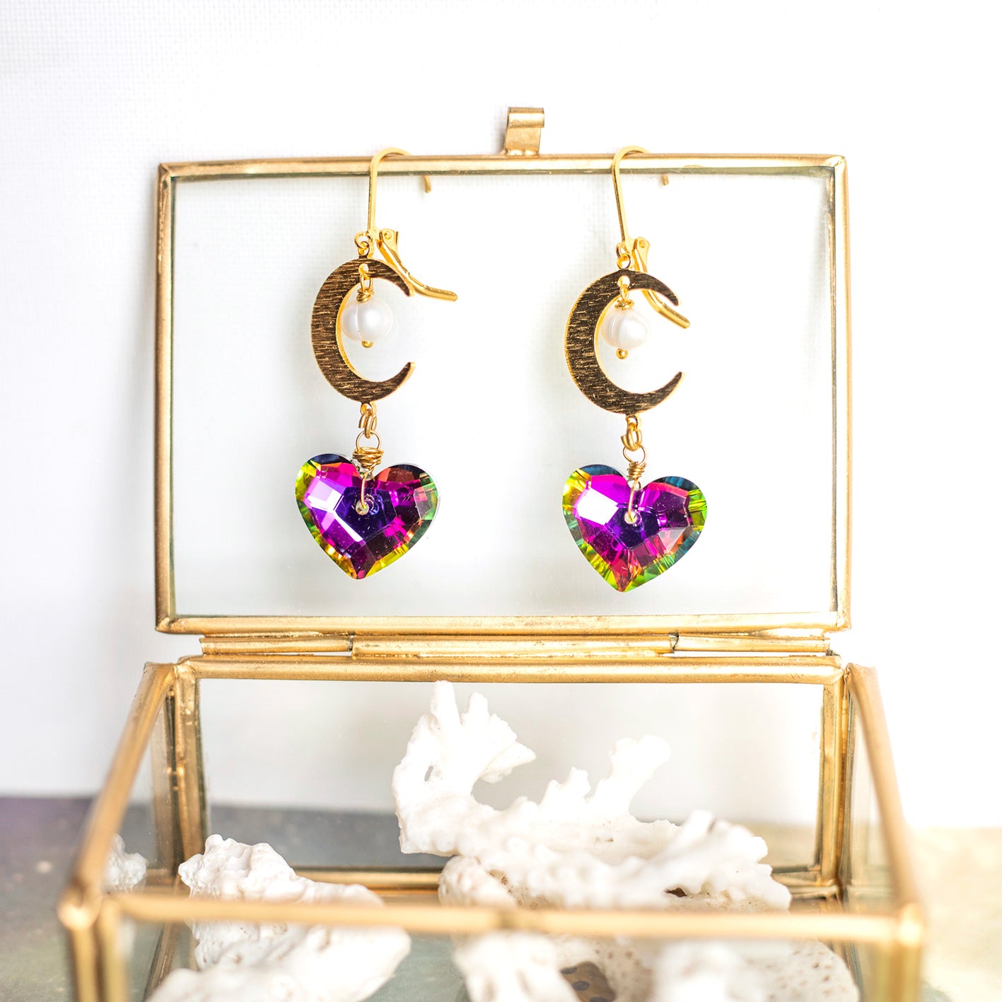 Boucles d'oreilles Coeurs en cristal violet et pendentifs Lunes dorés