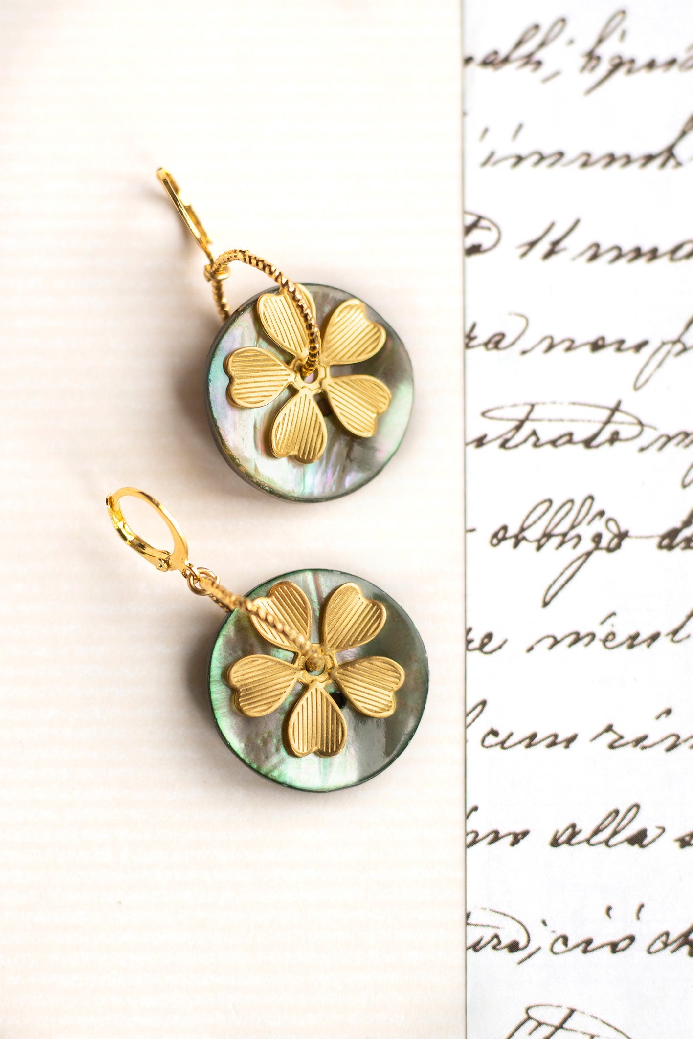Boucles d'oreilles boutons de nacre bleutés et fleurs en laiton doré à l'or fin