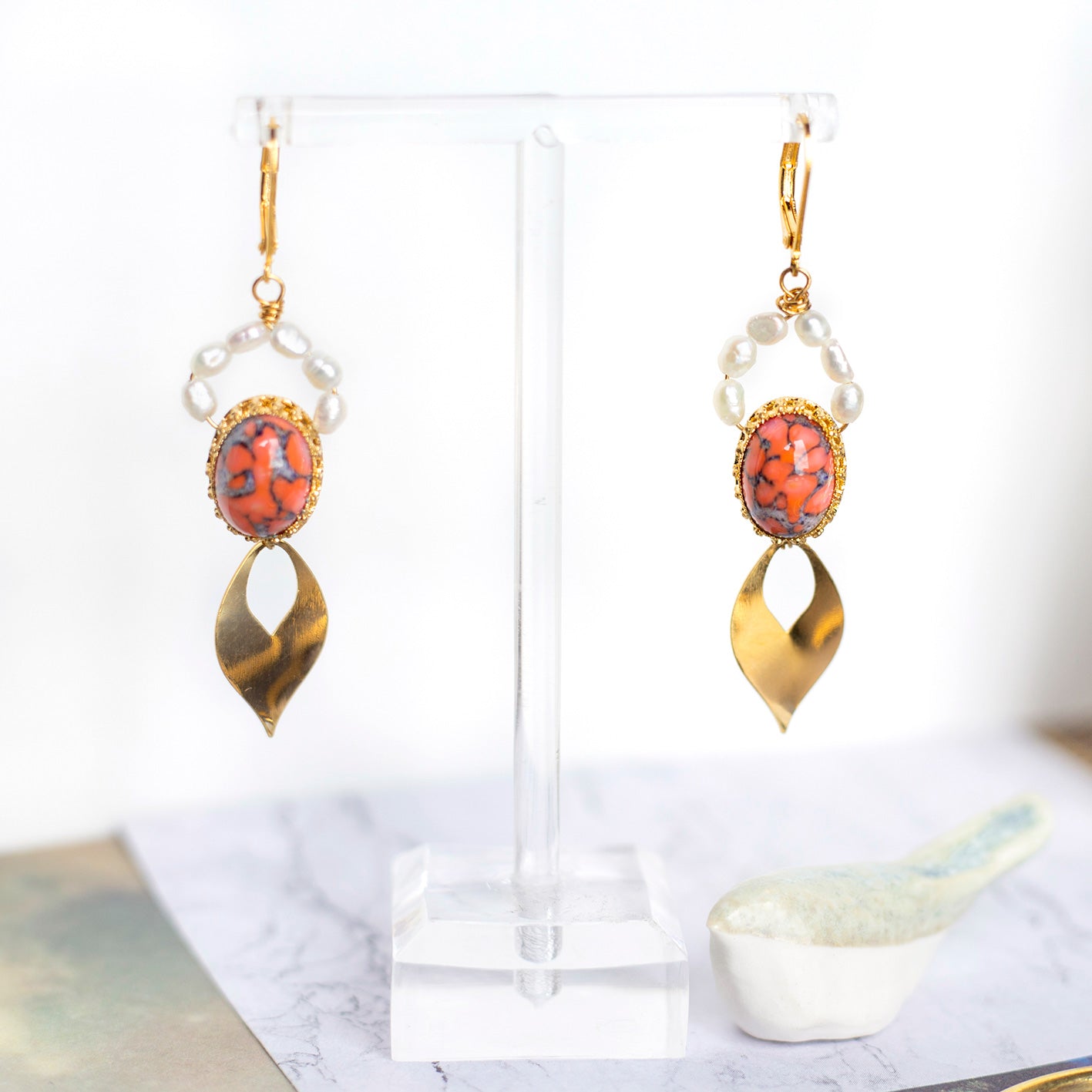 Boucles d'oreilles cabochons vintage en verre orange et perles d'eau douce