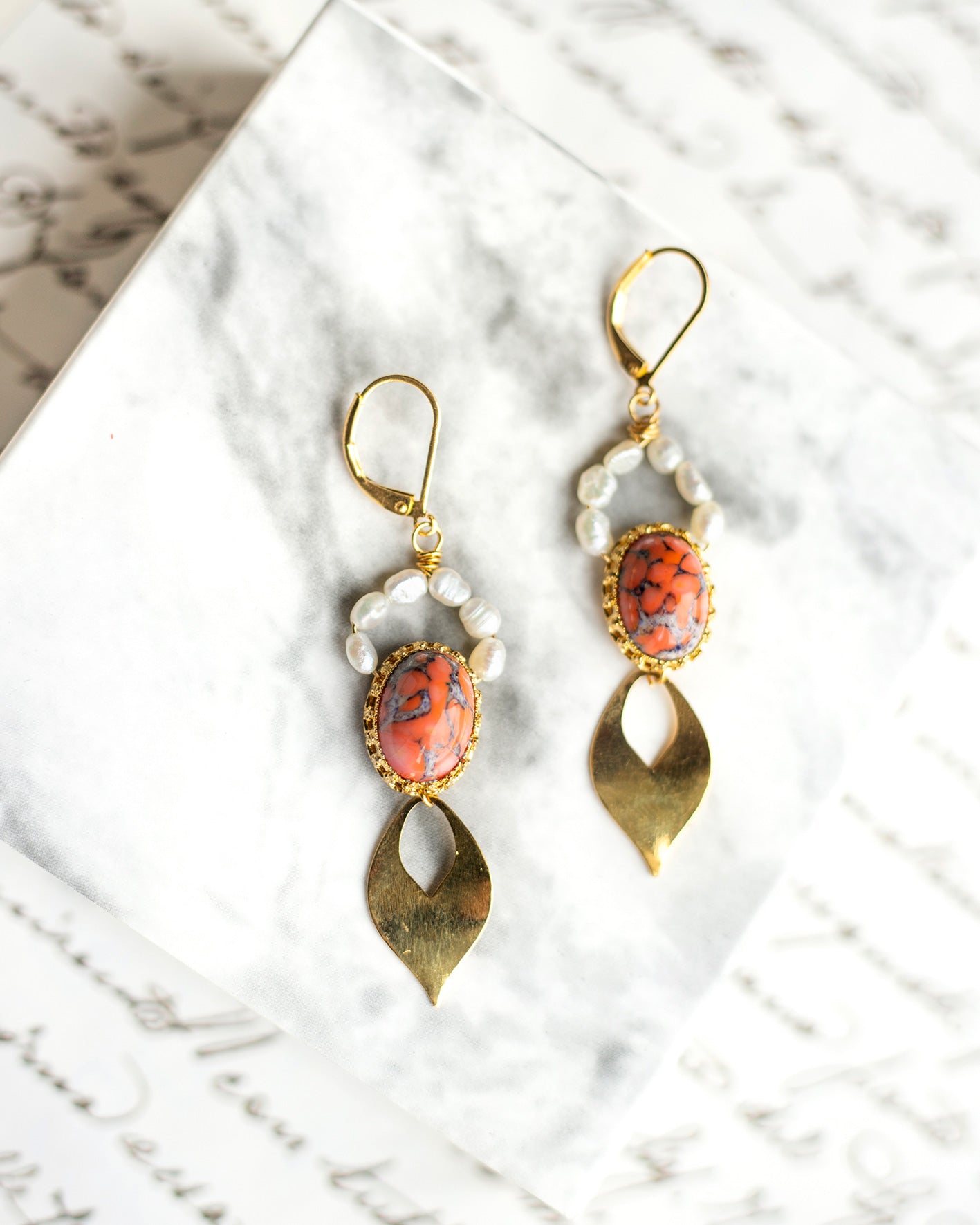 Boucles d'oreilles cabochons vintage en verre orange et perles d'eau douce