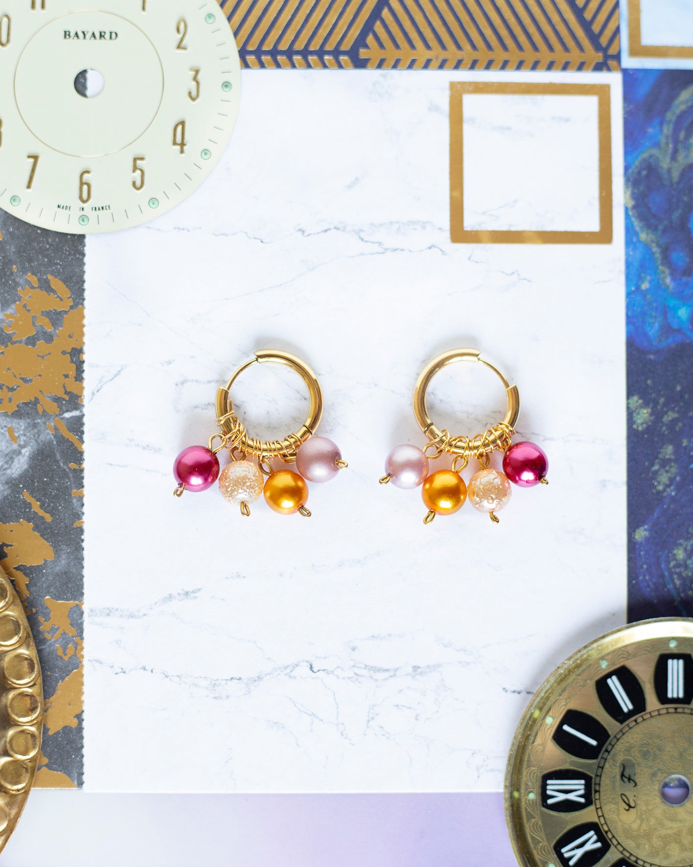 Boucles d'oreilles créoles en acier doré et perles de verre coloré