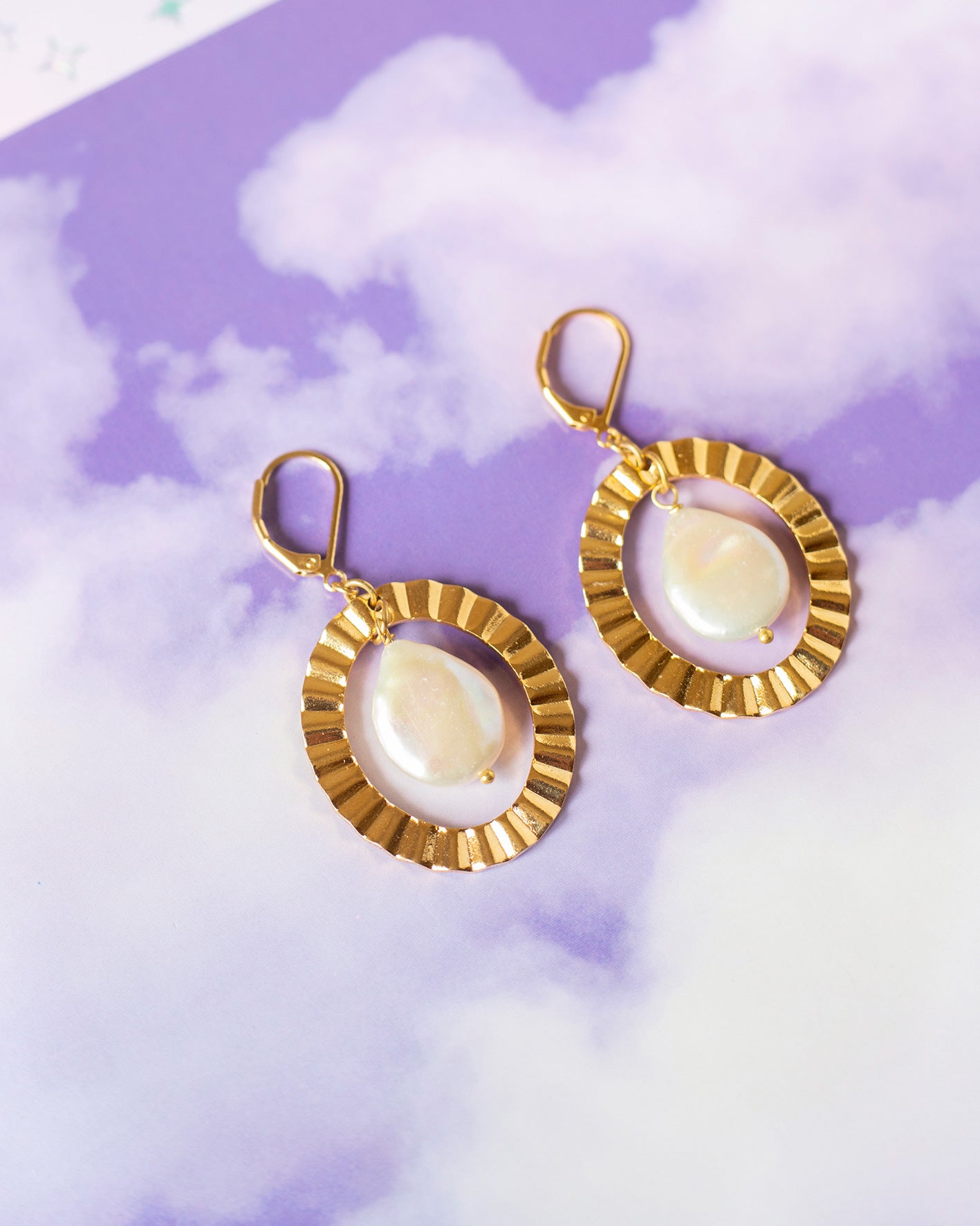 Boucles d'oreilles grandes perles d'eau douce et pendentif dorés