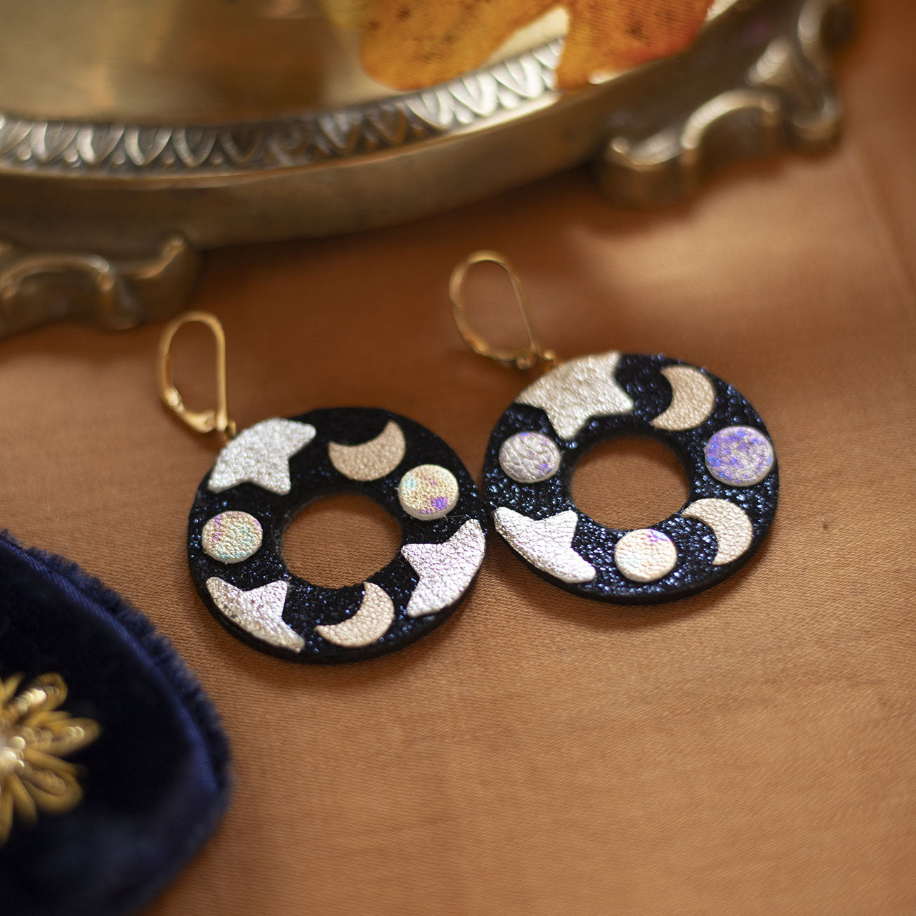 Boucles d'oreilles Cosmogonie cuir bleu nuit et argent