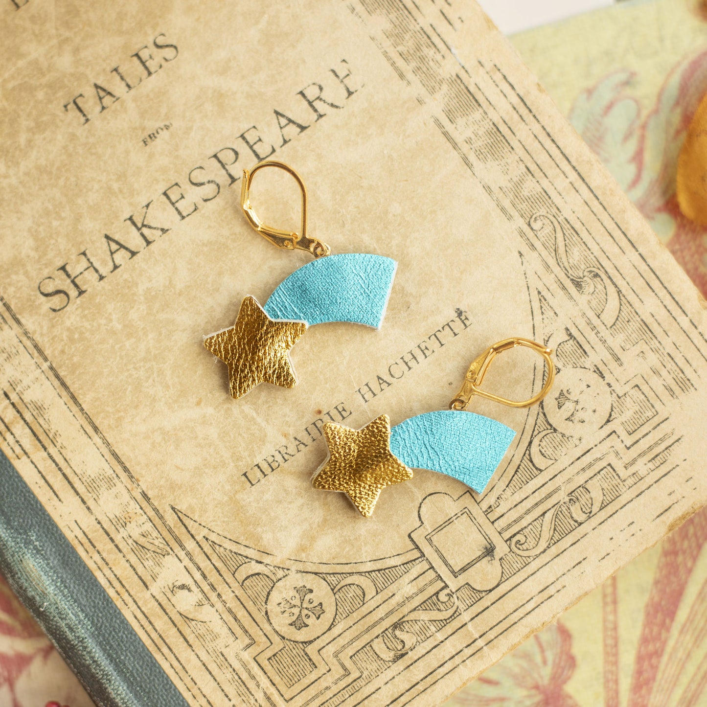 Boucles d'oreilles étoiles filantes bleu métallisé et doré