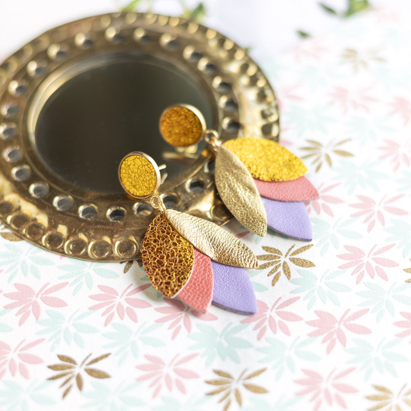 Boucles d'oreilles Dahlia - cuir jaune orangé métallisé, doré, rose incarnat, mauve