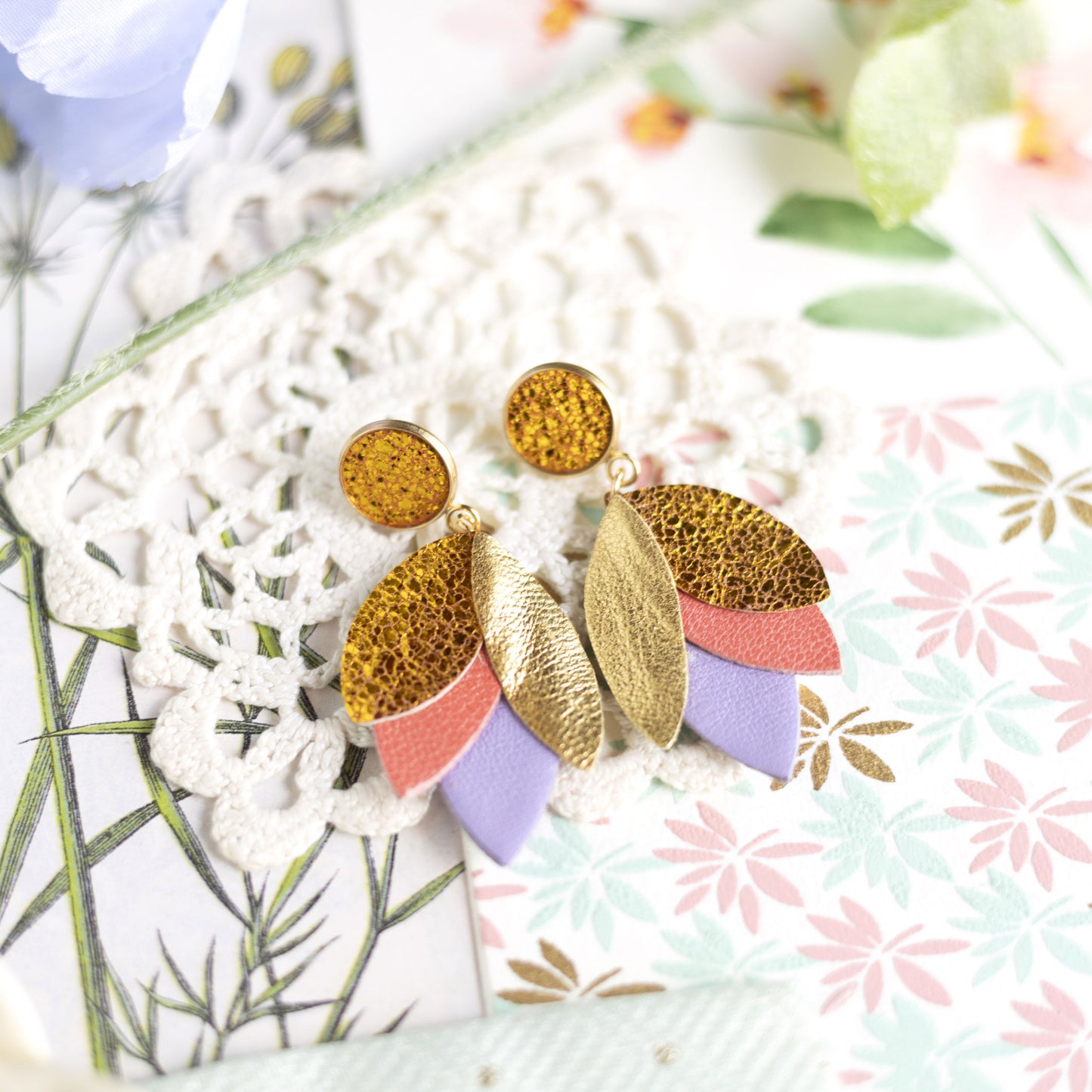 Boucles d'oreilles Dahlia - cuir jaune orangé métallisé, doré, rose incarnat, mauve