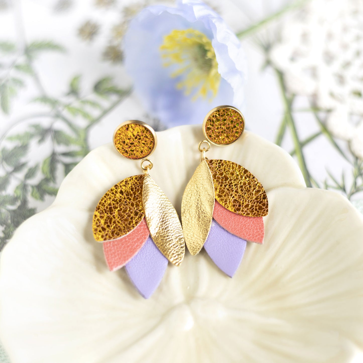 Boucles d'oreilles Dahlia - cuir jaune orangé métallisé, doré, rose incarnat, mauve