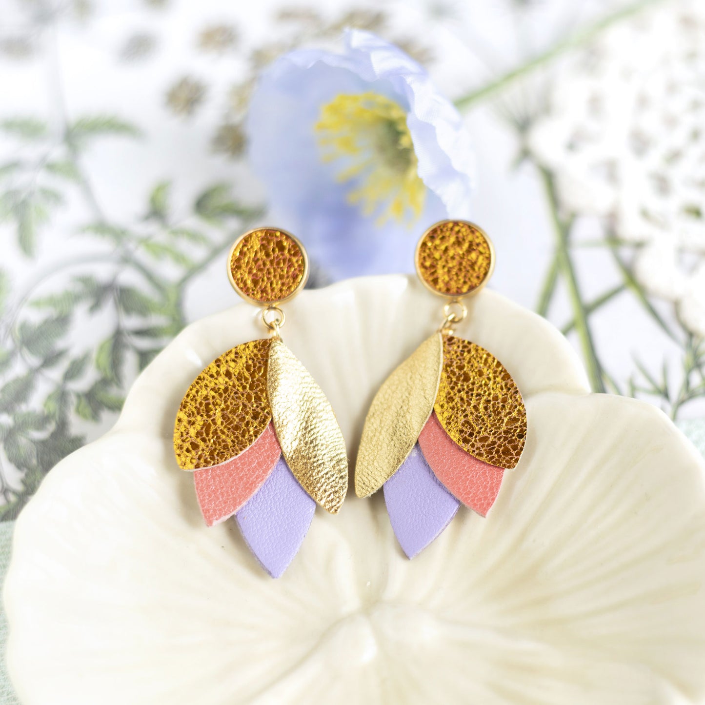 Boucles d'oreilles Dahlia - cuir jaune orangé métallisé, doré, rose incarnat, mauve