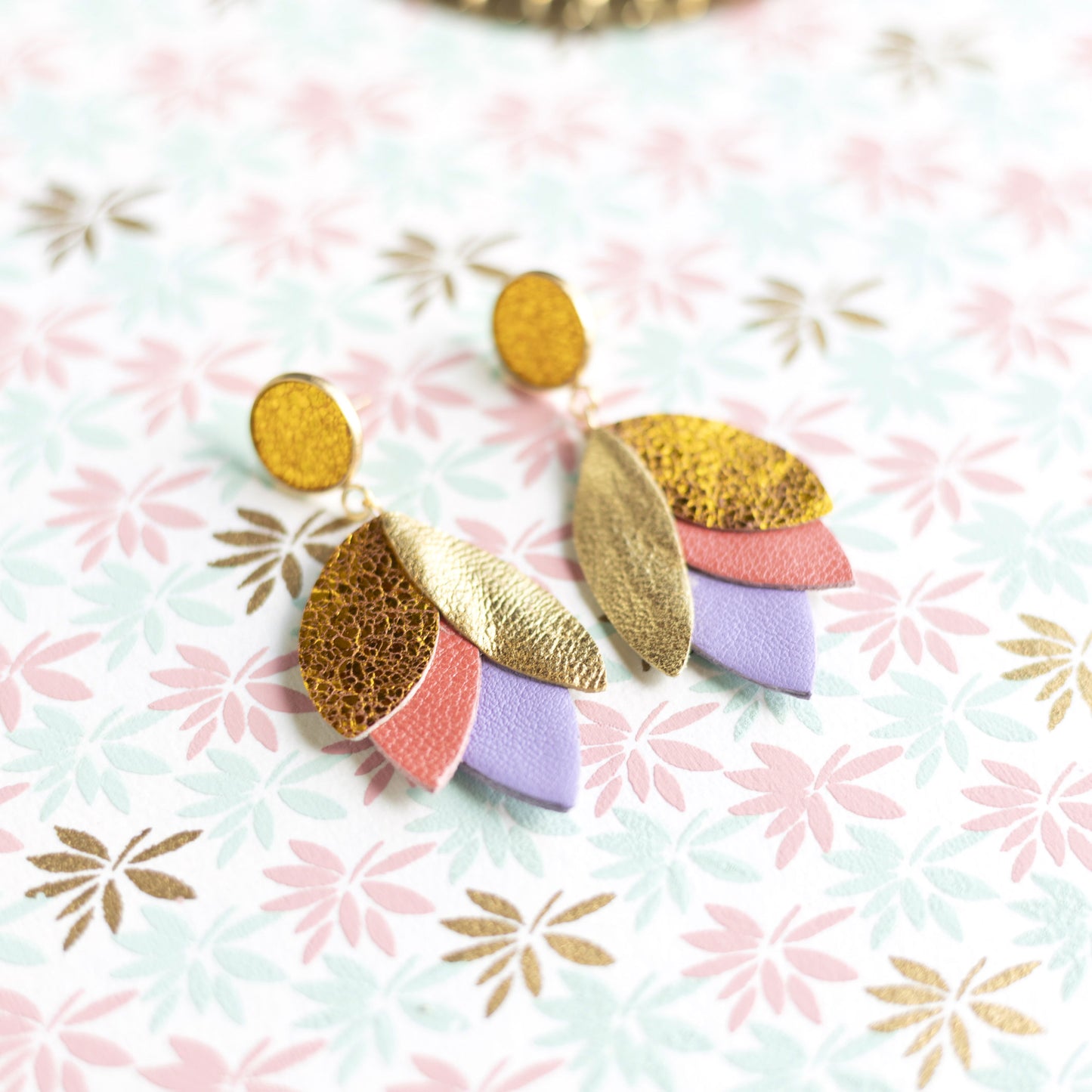 Boucles d'oreilles Dahlia - cuir jaune orangé métallisé, doré, rose incarnat, mauve