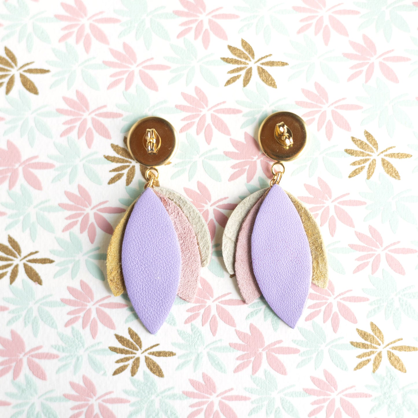 Boucles d'oreilles Dahlia - cuir jaune orangé métallisé, doré, rose incarnat, mauve