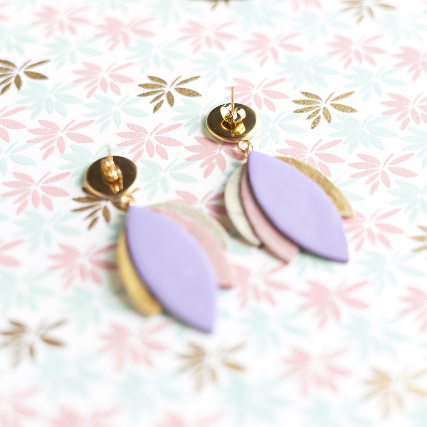 Boucles d'oreilles Dahlia - cuir jaune orangé métallisé, doré, rose incarnat, mauve