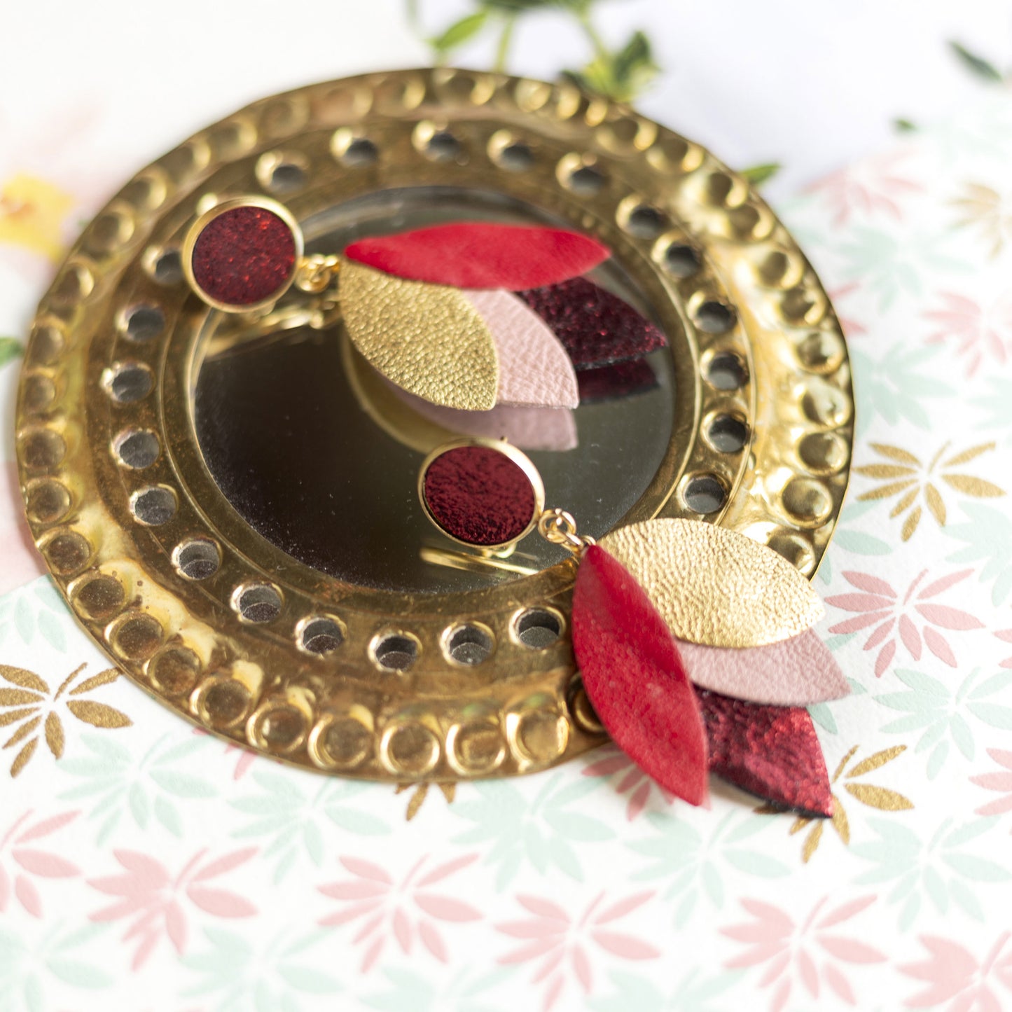 Boucles d'oreilles Dahlia - cuir rouge, doré, rose, rouge métallisé