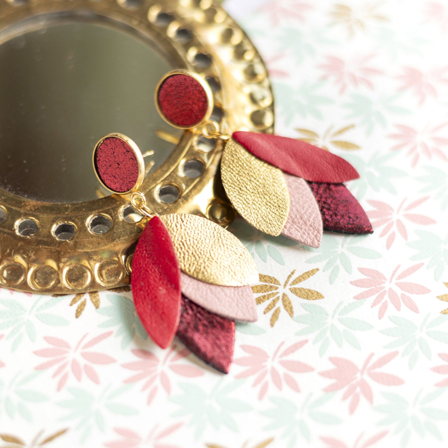 Boucles d'oreilles Dahlia - cuir rouge, doré, rose, rouge métallisé