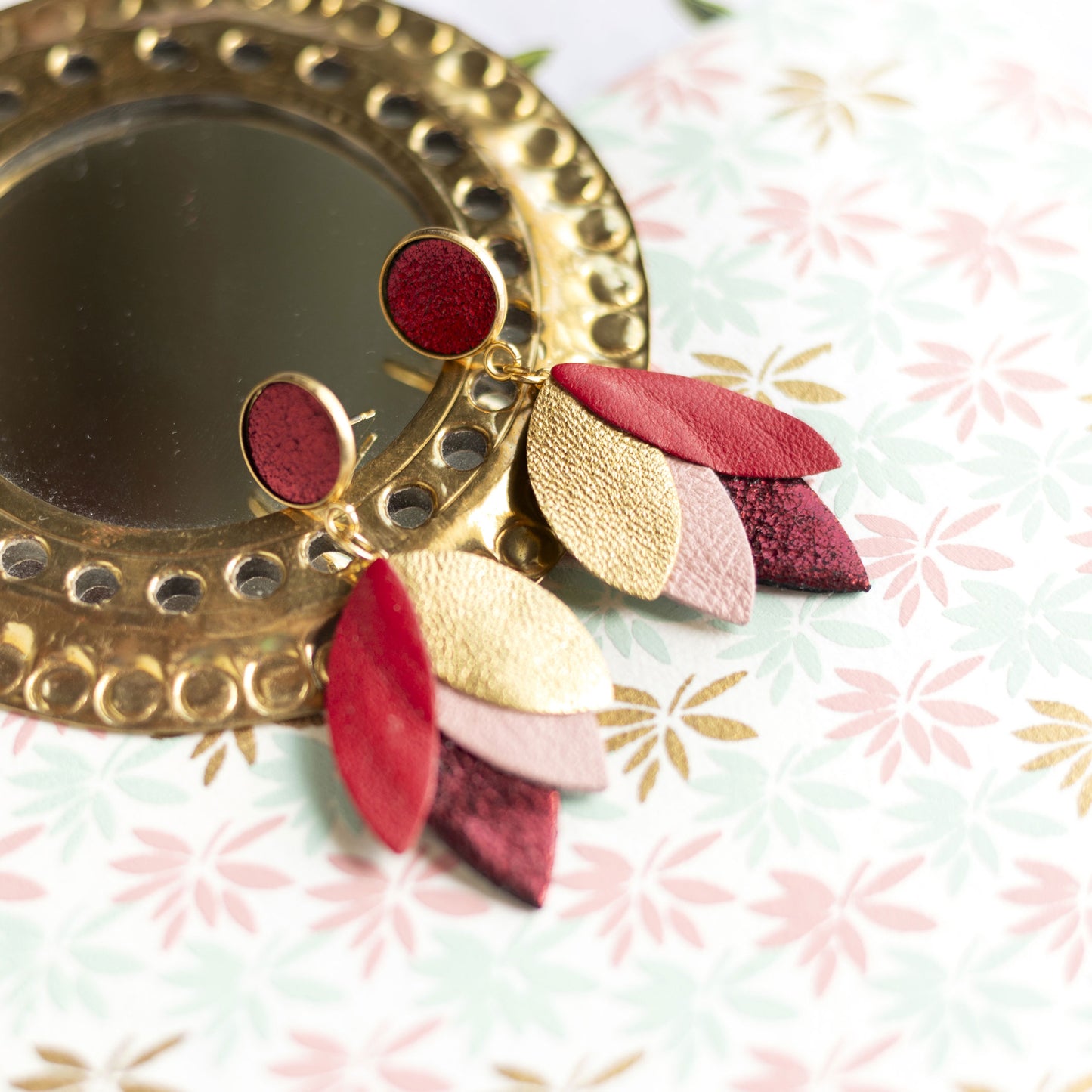 Boucles d'oreilles Dahlia - cuir rouge, doré, rose, rouge métallisé