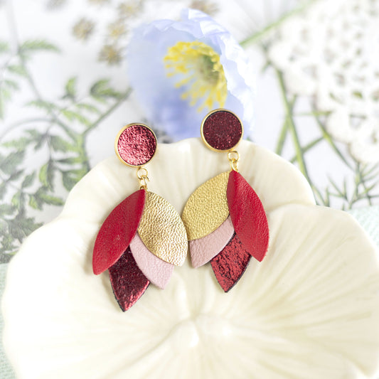 Boucles d'oreilles Dahlia - cuir rouge, doré, rose, rouge métallisé