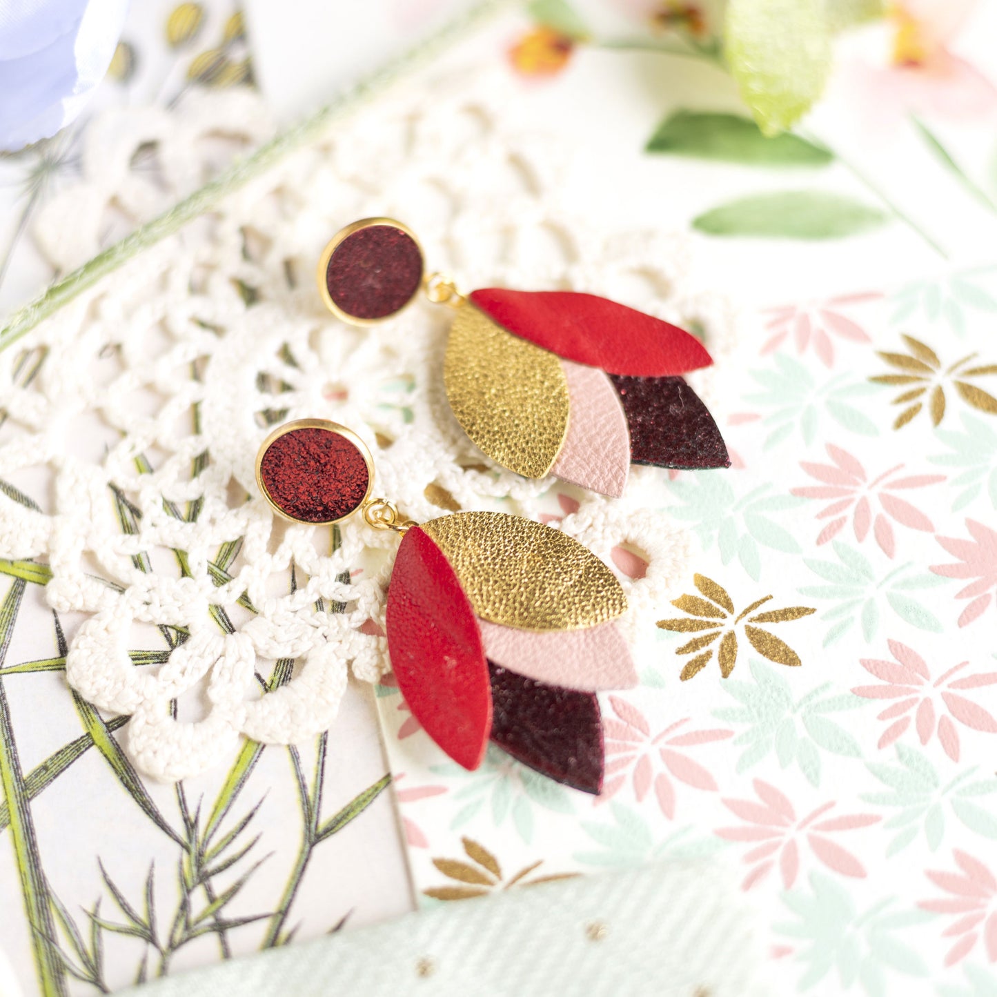 Boucles d'oreilles Dahlia - cuir rouge, doré, rose, rouge métallisé