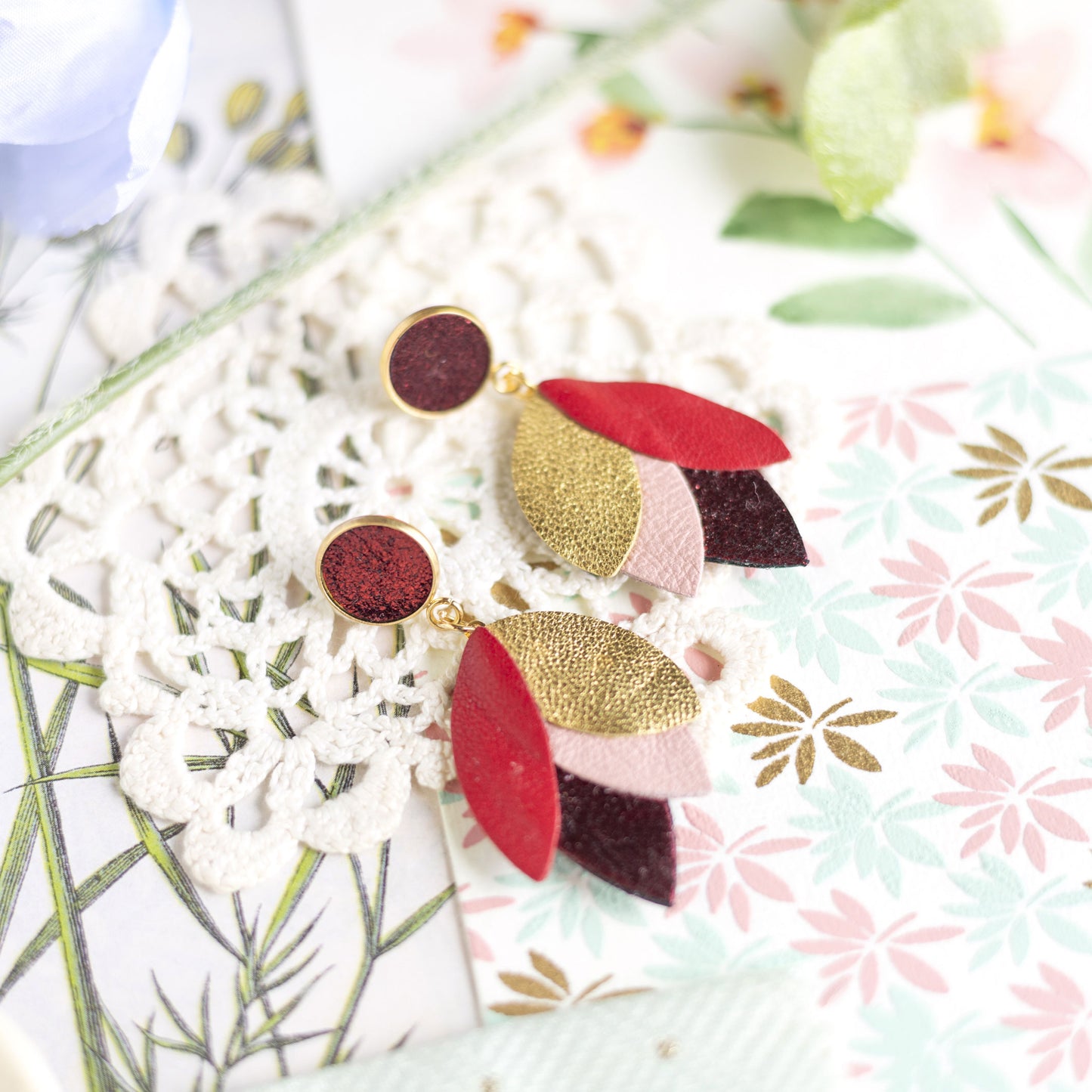 Boucles d'oreilles Dahlia - cuir rouge, doré, rose, rouge métallisé