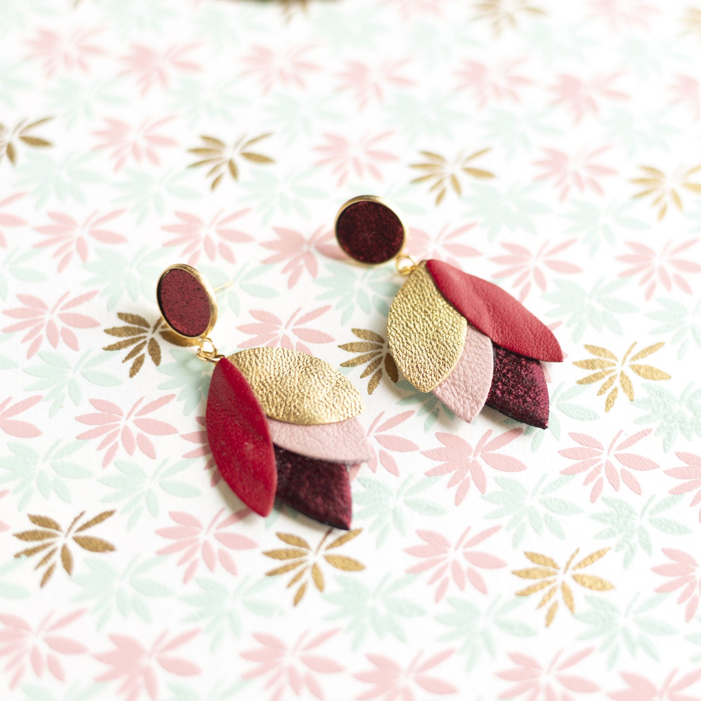 Boucles d'oreilles Dahlia - cuir rouge, doré, rose, rouge métallisé