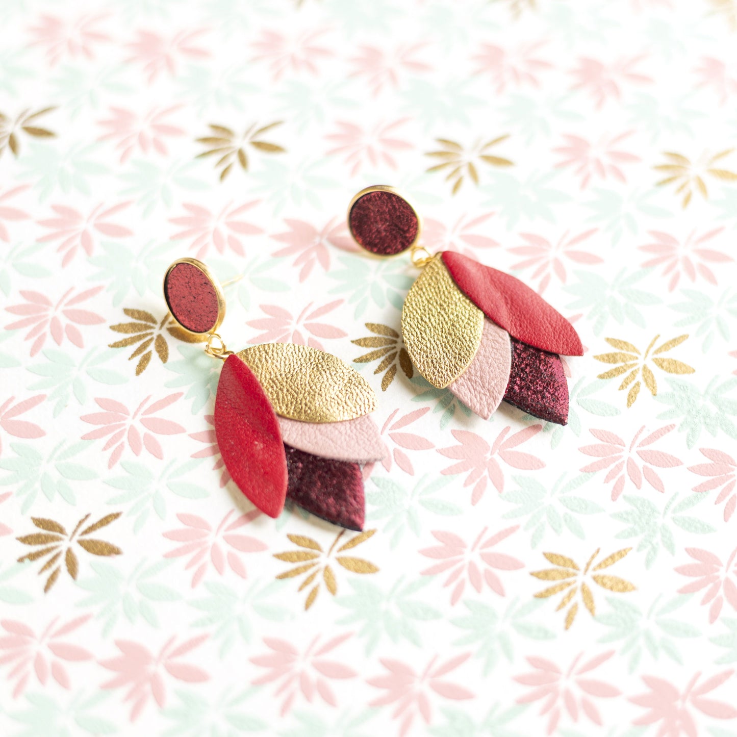 Boucles d'oreilles Dahlia - cuir rouge, doré, rose, rouge métallisé
