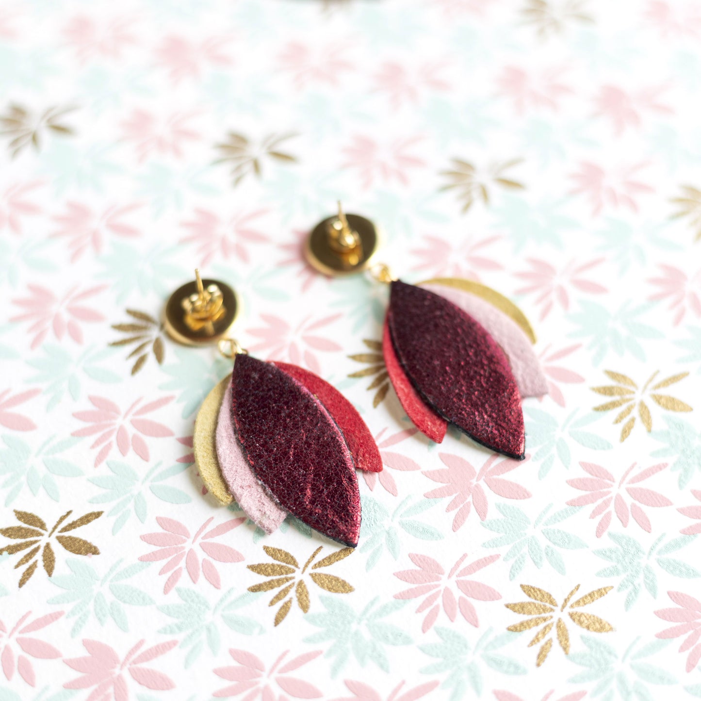 Boucles d'oreilles Dahlia - cuir rouge, doré, rose, rouge métallisé