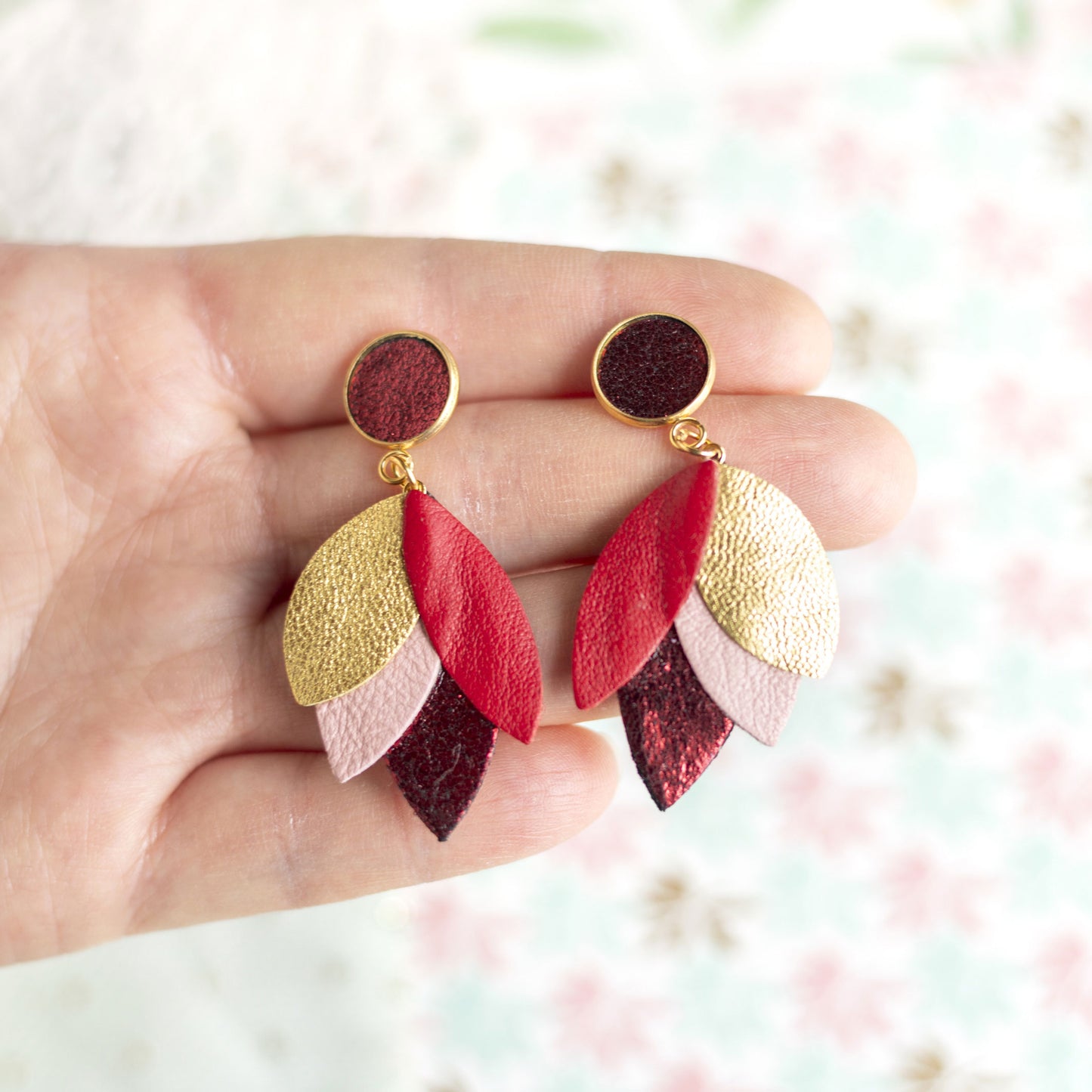 Boucles d'oreilles Dahlia - cuir rouge, doré, rose, rouge métallisé