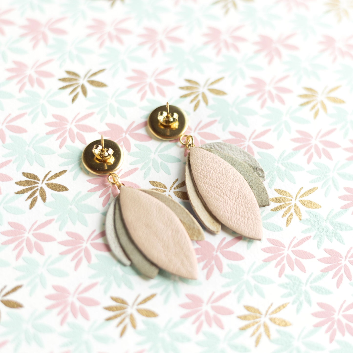 Boucles d'oreilles Dahlia - cuir rose métallisé, vert métallisé, jade, rose poudré nacré