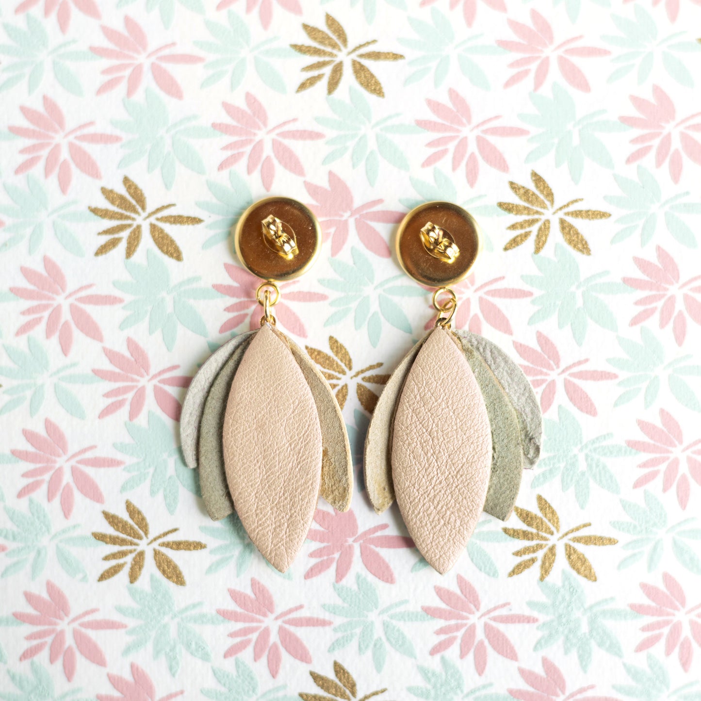 Boucles d'oreilles Dahlia - cuir rose métallisé, vert métallisé, jade, rose poudré nacré