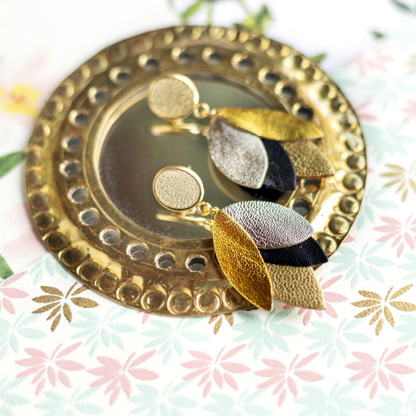 Boucles d'oreilles Dahlia - cuir doré, platine métallisé, noir, vieil or
