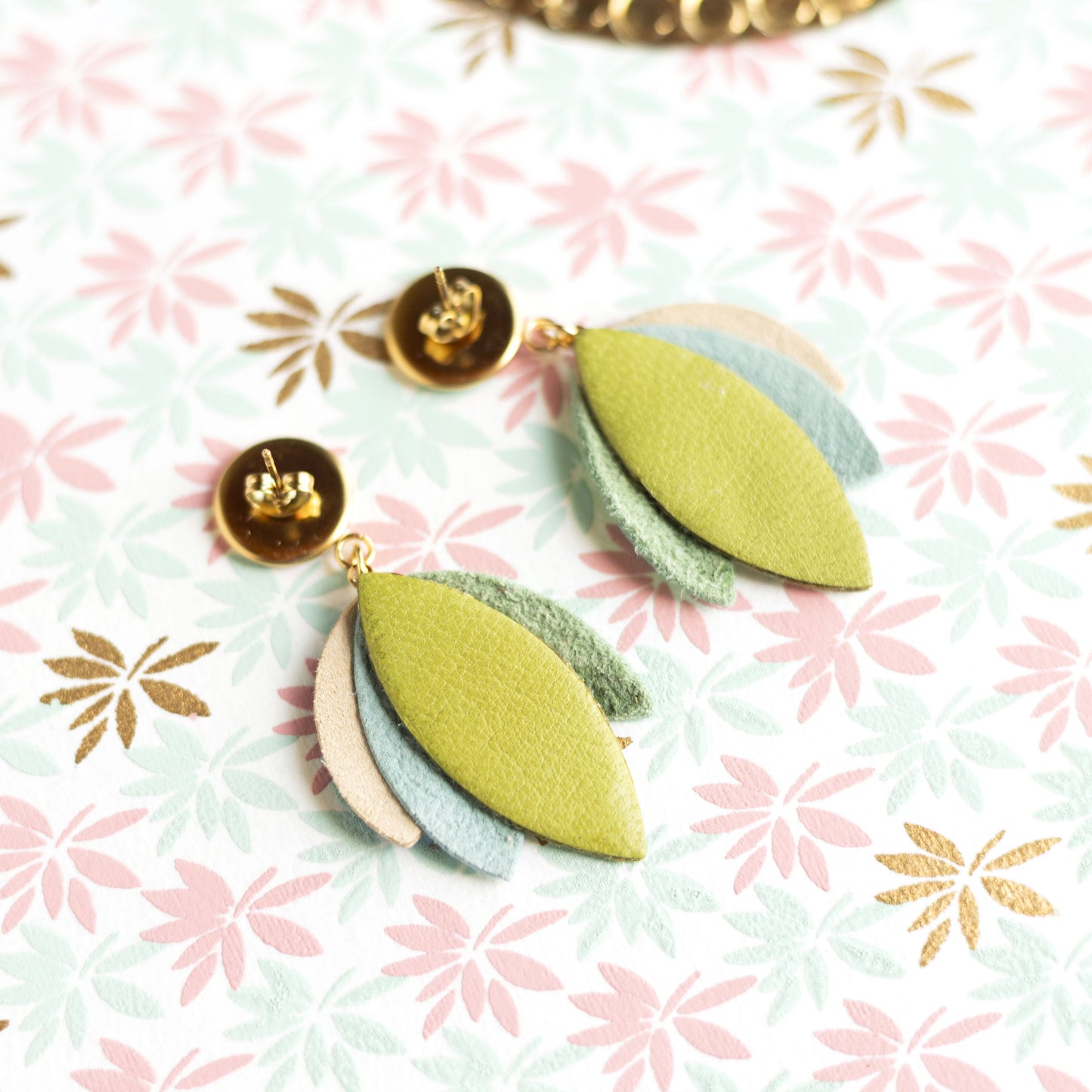 Boucles d'oreilles Dahlia - cuir vert, bleu, vert olive