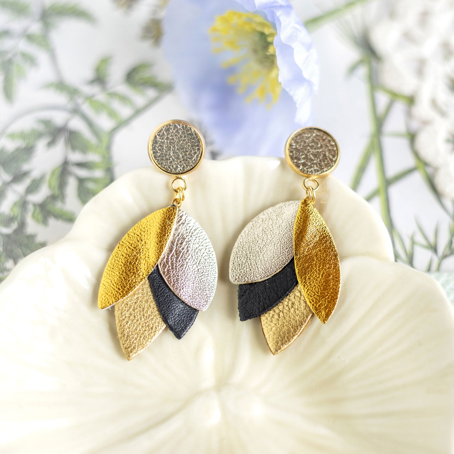 Boucles d'oreilles Dahlia - cuir doré, platine métallisé, noir, vieil or