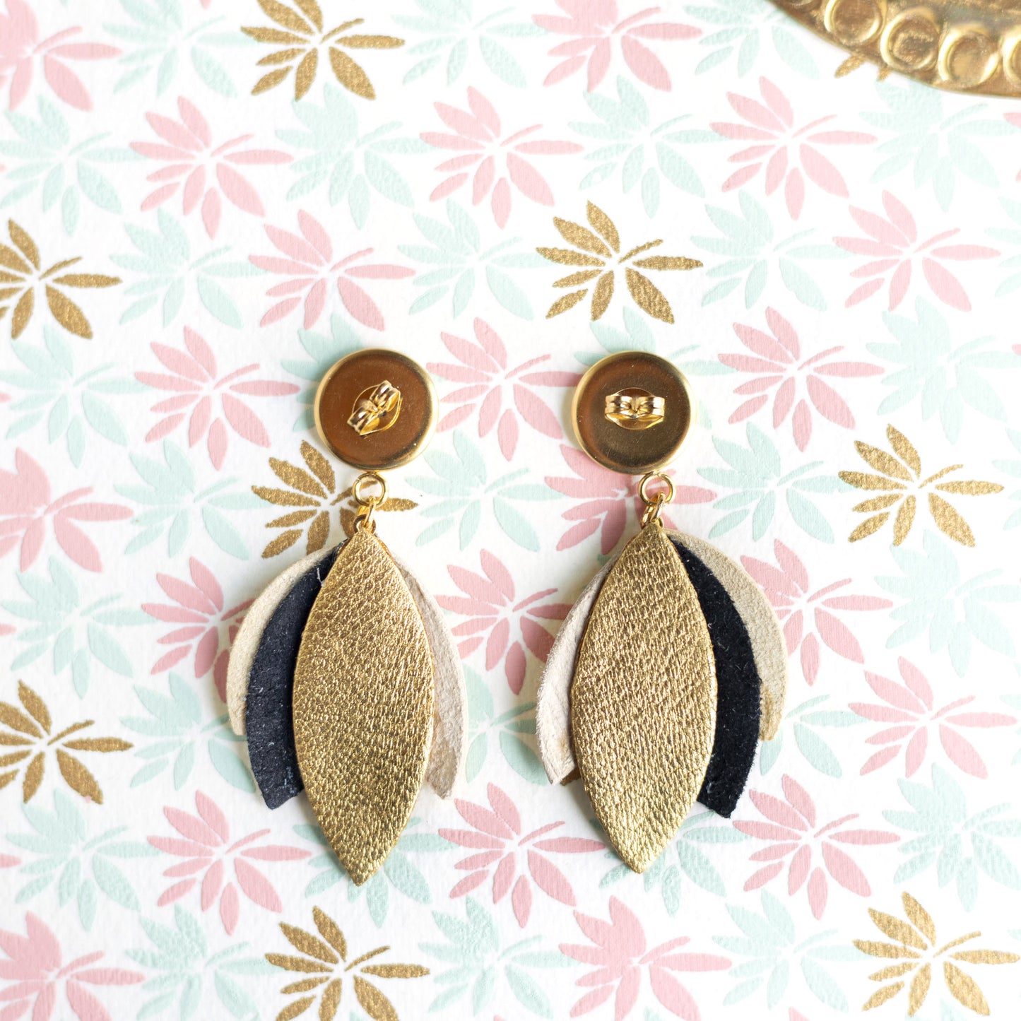 Boucles d'oreilles Dahlia - cuir doré, platine métallisé, noir, vieil or
