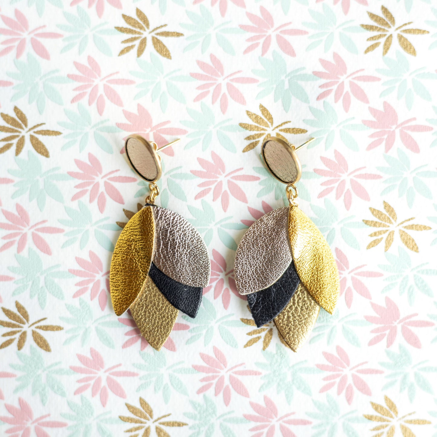 Boucles d'oreilles Dahlia - cuir doré, platine métallisé, noir, vieil or