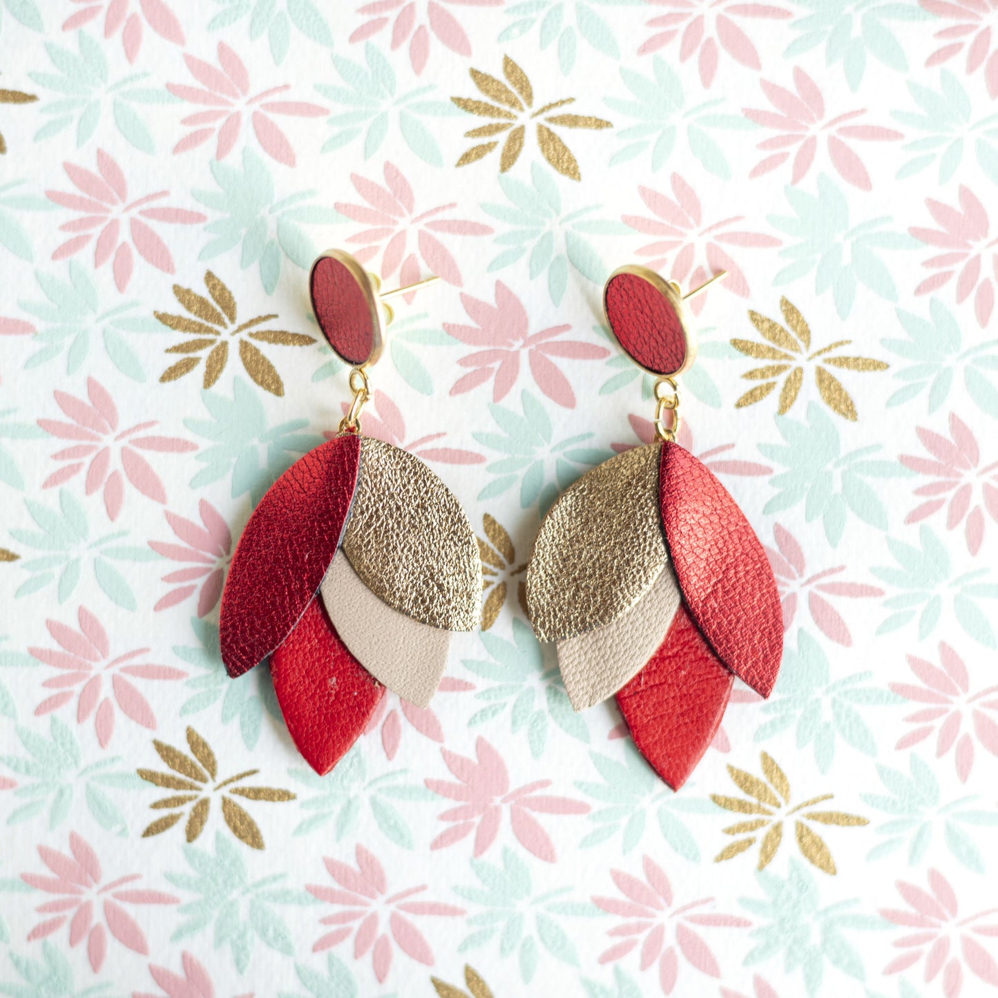 Boucles d'oreilles Dahlia - cuir rouge métallisé, or clair, beige, rouge vif
