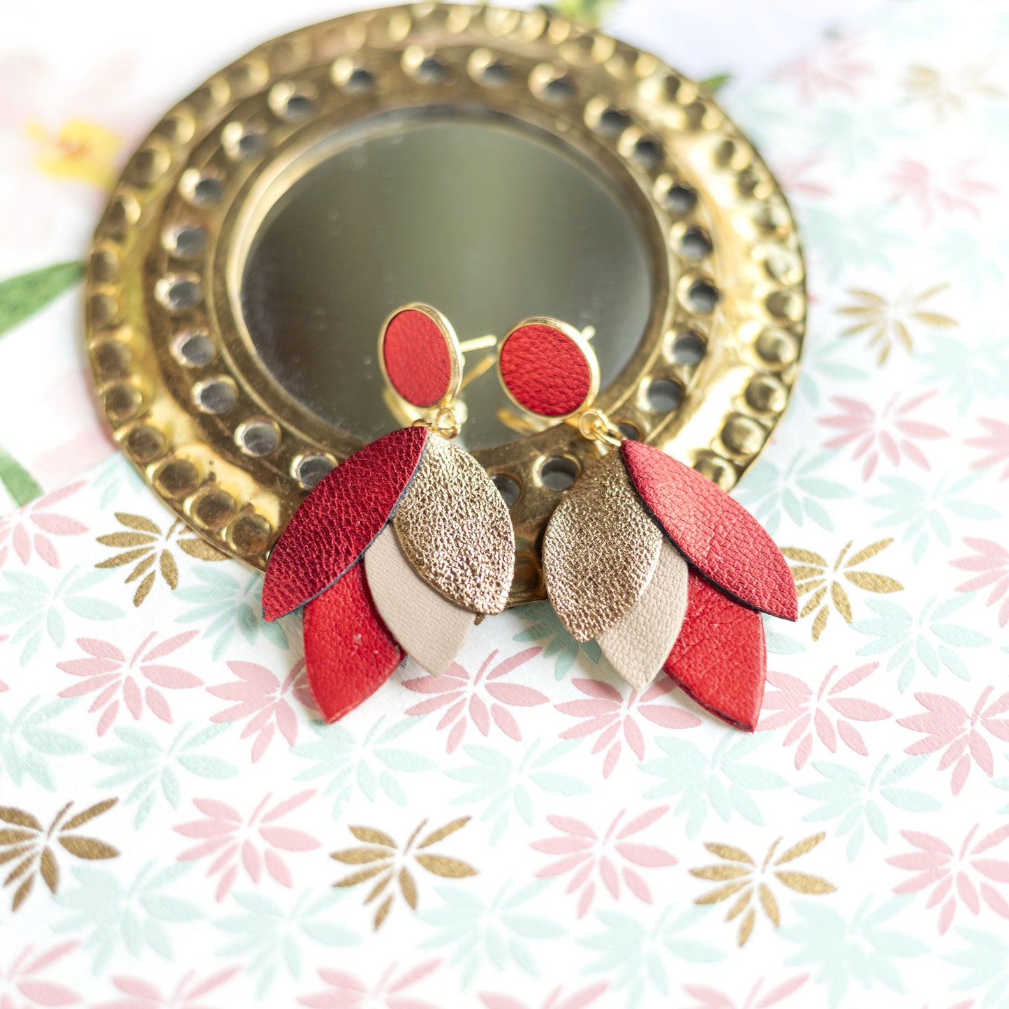 Boucles d'oreilles Dahlia - cuir rouge métallisé, or clair, beige, rouge vif