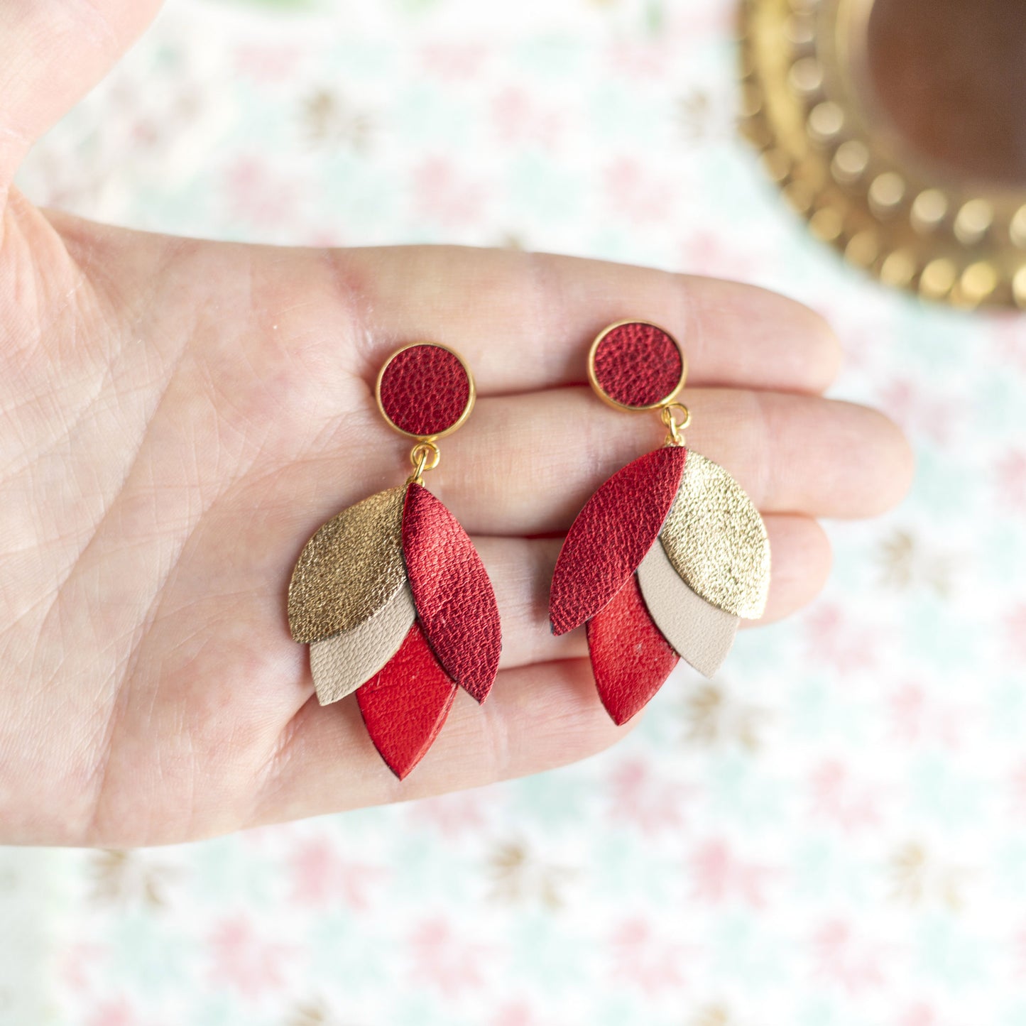Boucles d'oreilles Dahlia - cuir rouge métallisé, or clair, beige, rouge vif