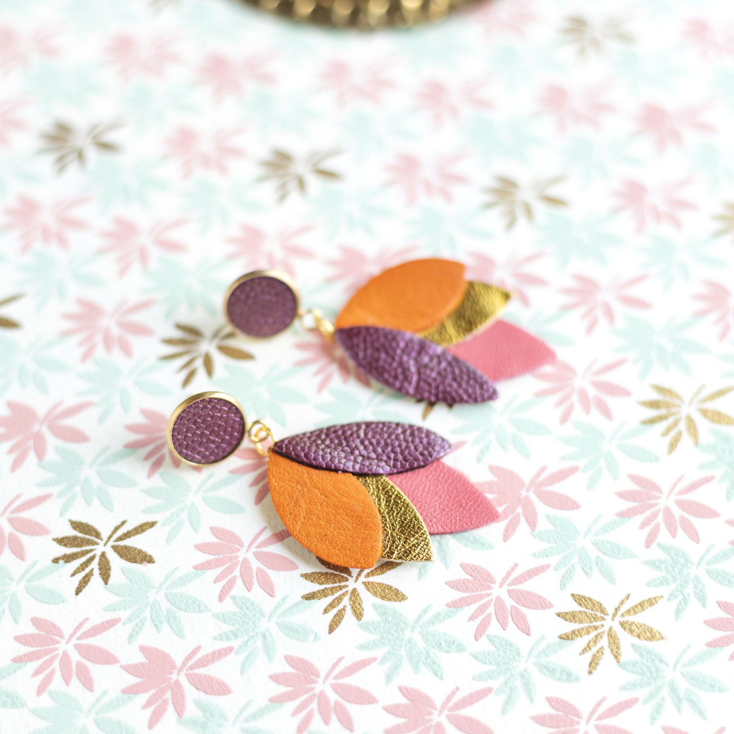 Boucles d'oreilles Dahlia - cuir violine, orange, doré, rose incarnat