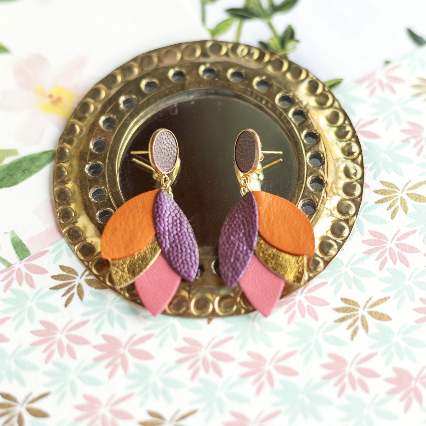 Boucles d'oreilles Dahlia - cuir violine, orange, doré, rose incarnat