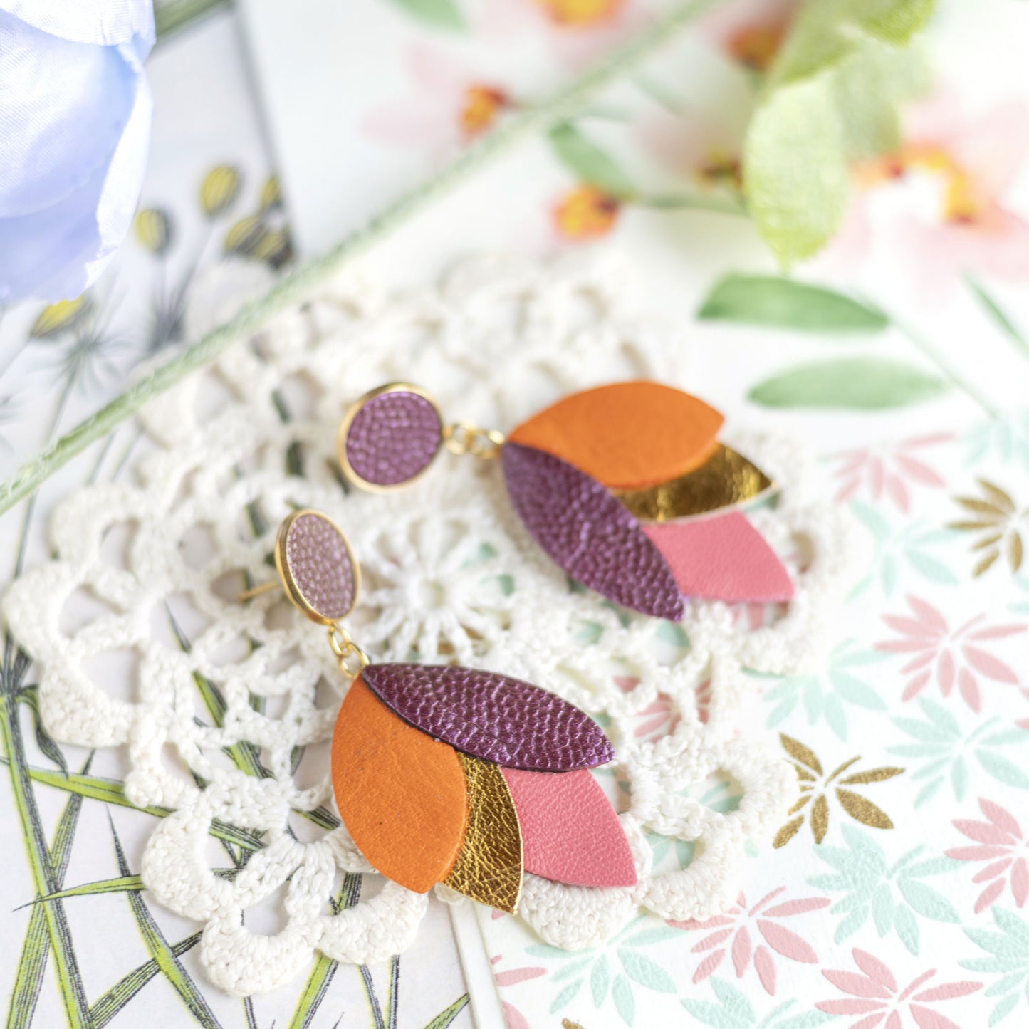 Boucles d'oreilles Dahlia - cuir violine, orange, doré, rose incarnat