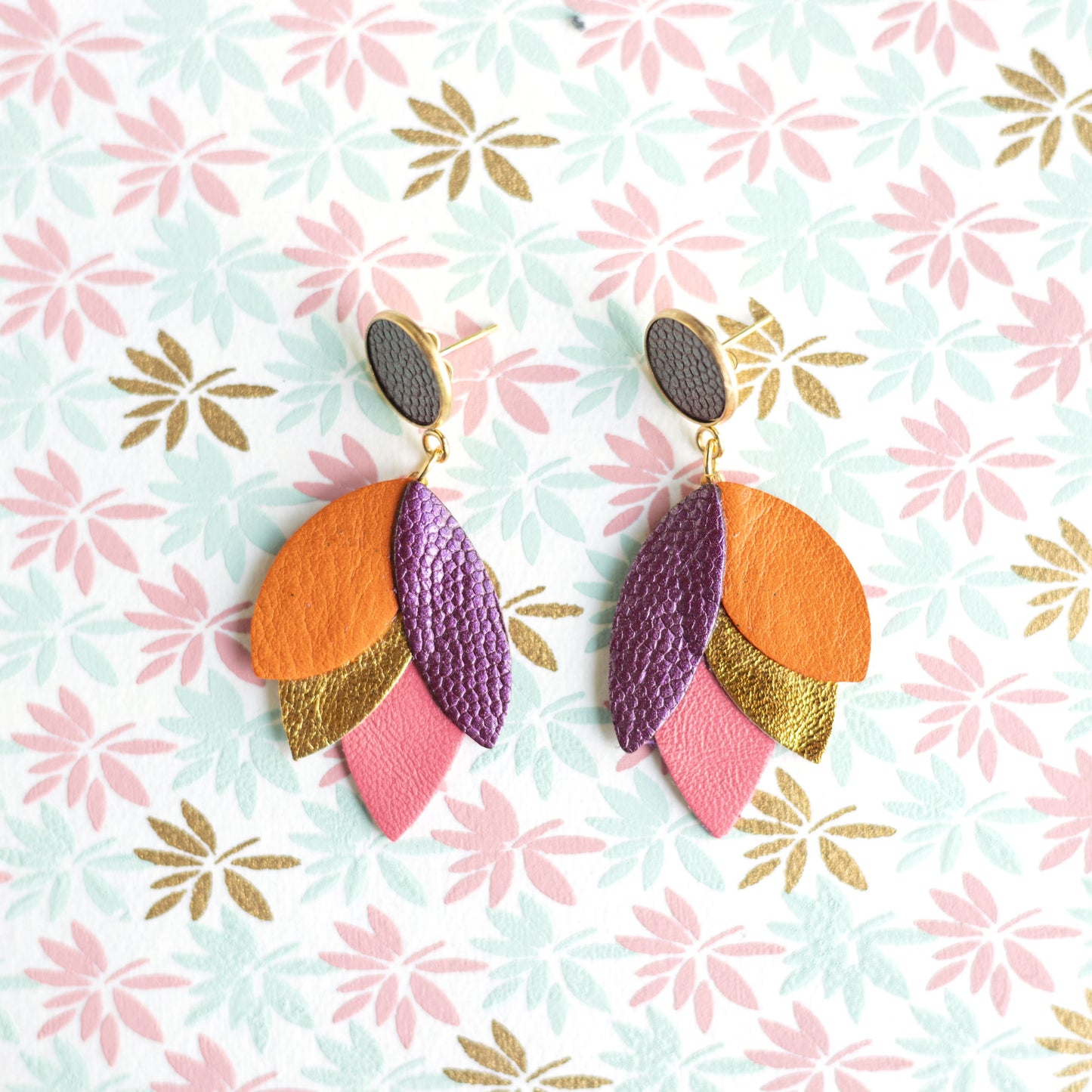 Boucles d'oreilles Dahlia - cuir violine, orange, doré, rose incarnat