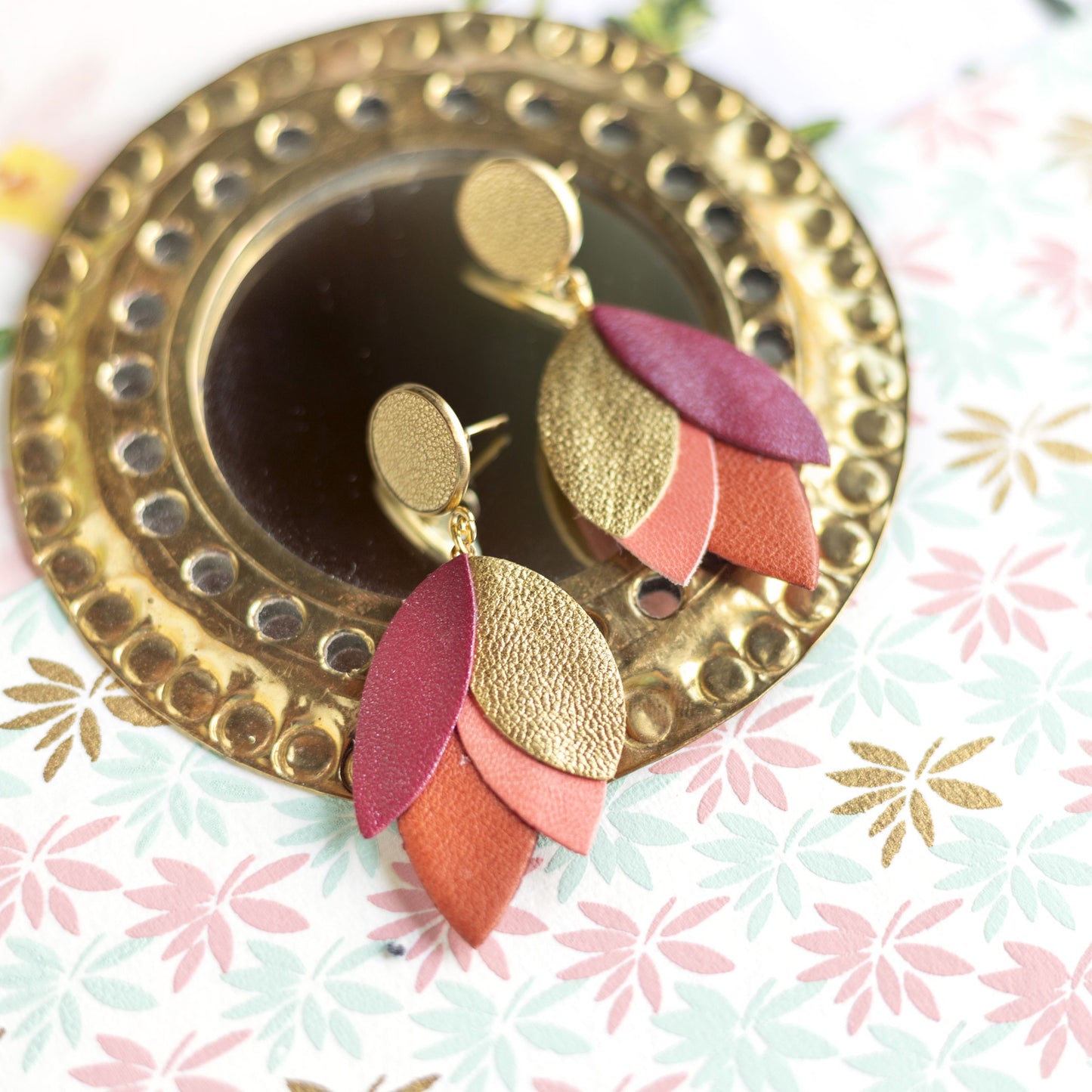 Boucles d'oreilles Dahlia - cuir doré, rouge amarante, rose saumon, marron